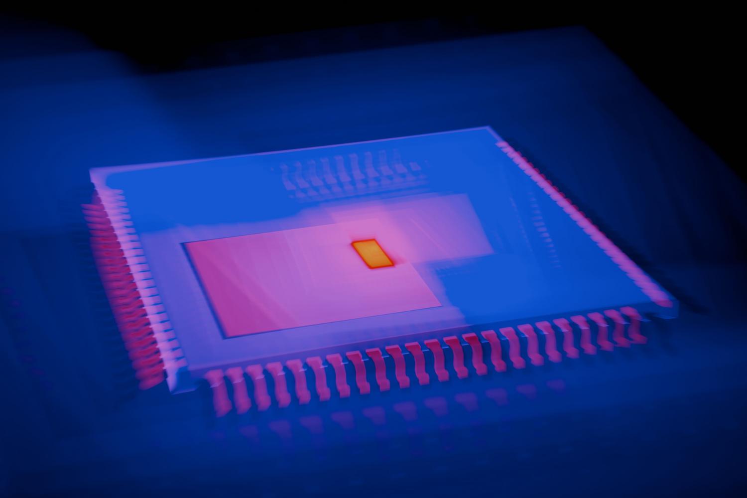 Representación abstracta de un microprocesador con efectos térmicos, simbolizando la capacidad de procesamiento de la CPU y la gestión del calor durante renders pesados.