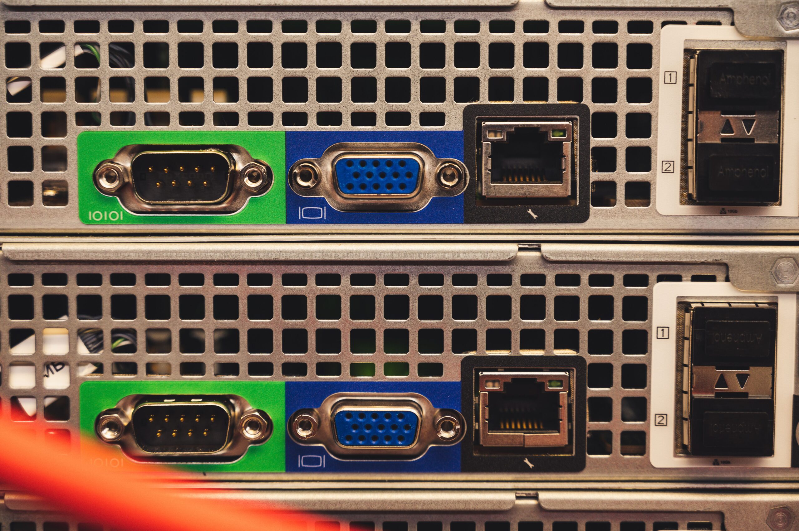 Detalle de los puertos de conectividad Ethernet en la parte trasera de un servidor de red