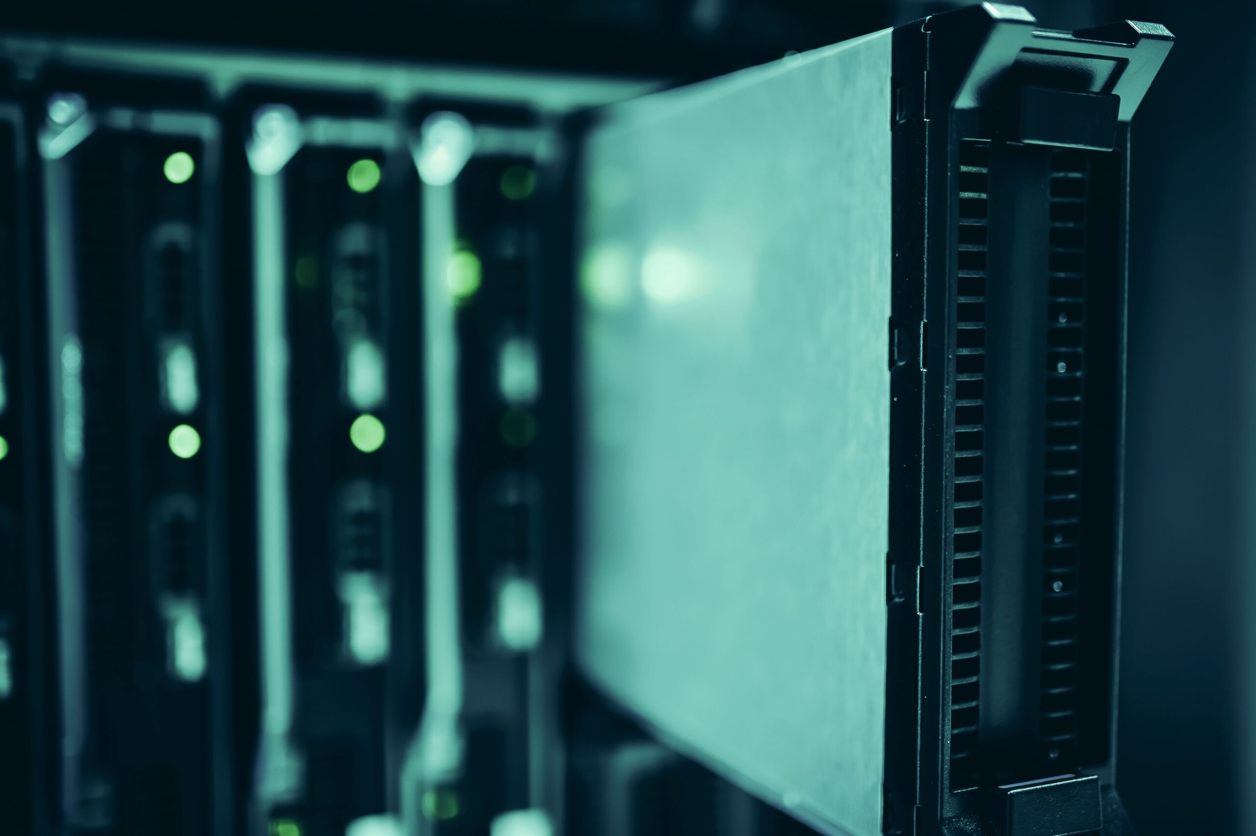 Infraestructura de racks de servidores para almacenamiento masivo de datos y redundancia RAID