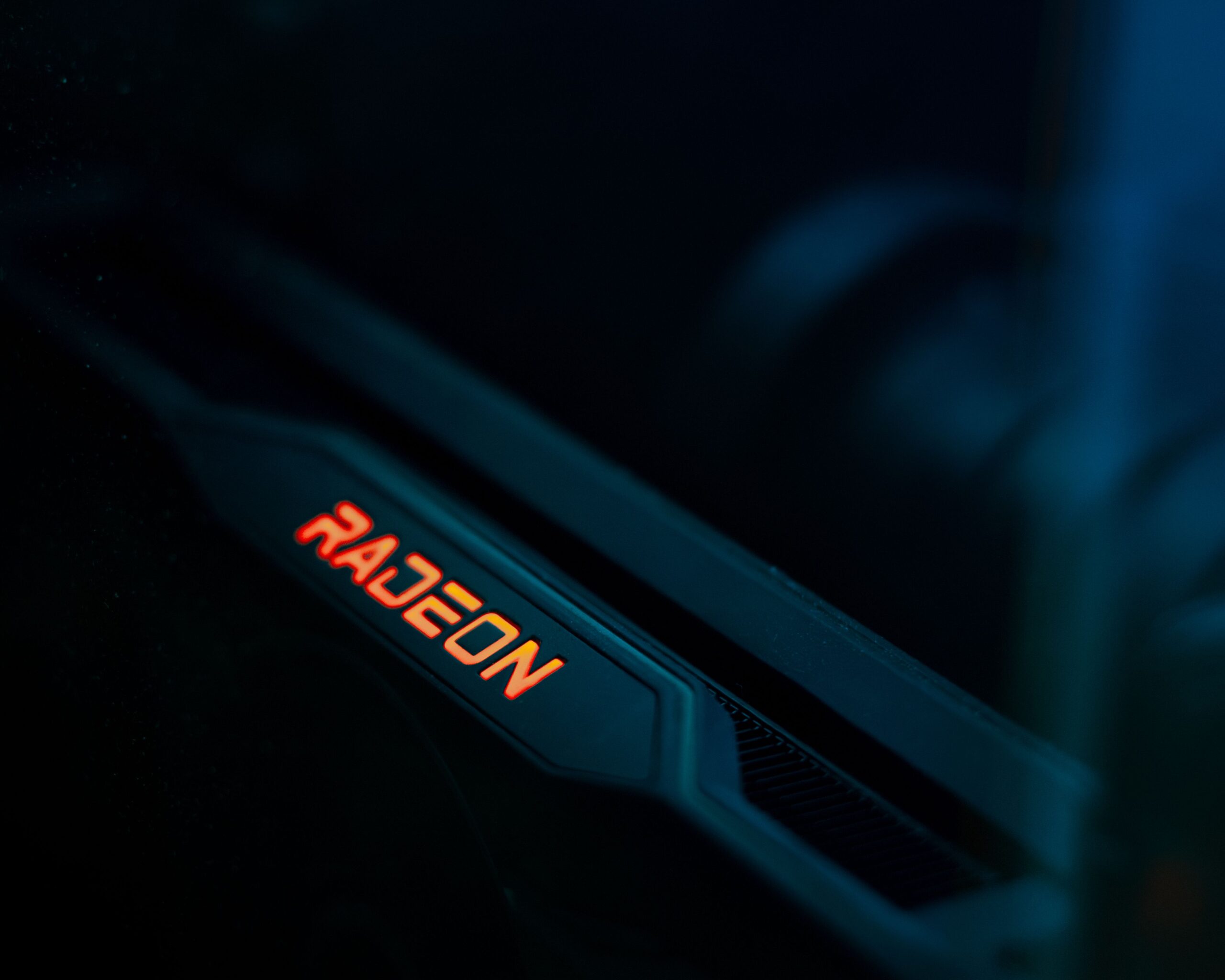 Tarjeta gráfica Radeon iluminada en azul, mostrando la alternativa de hardware AMD para la aceleración por GPU.