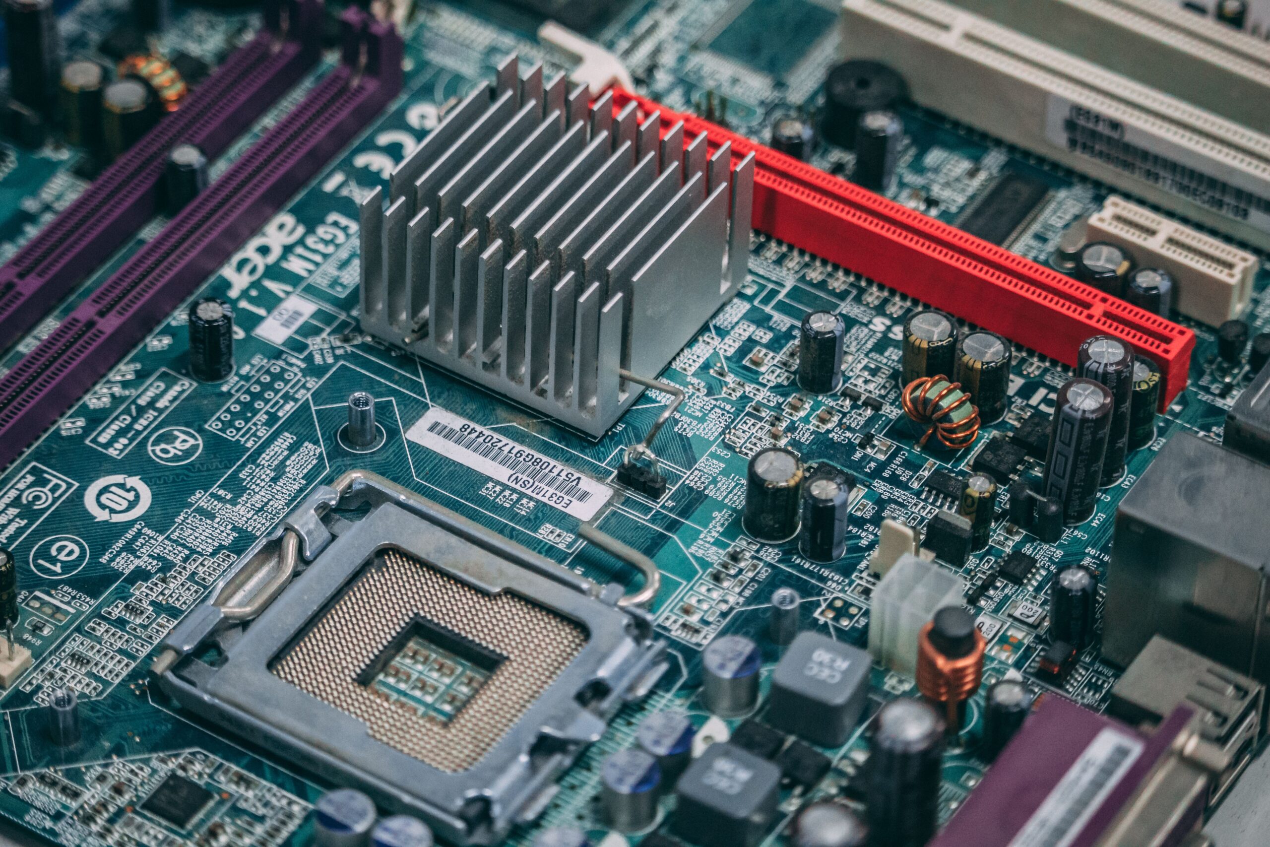 Detalle de una placa base de ordenador moderna, ideal para ilustrar los ajustes de BIOS y virtualización.