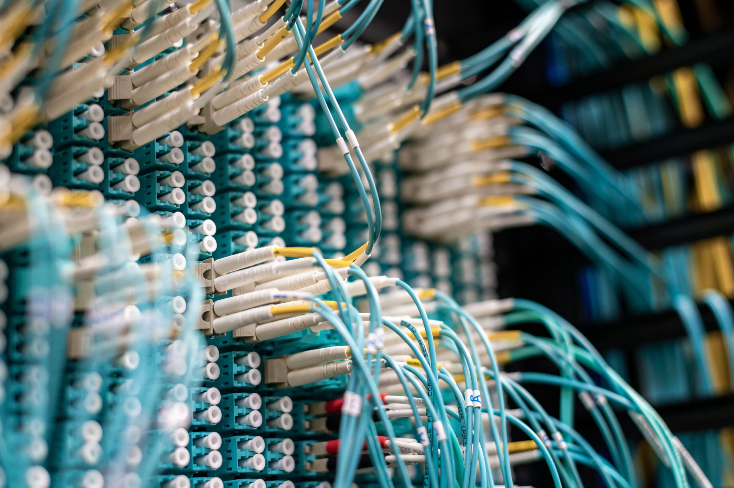 Cables de red organizados en un centro de datos, representando la comunicación NUT entre el SAI y los servidores