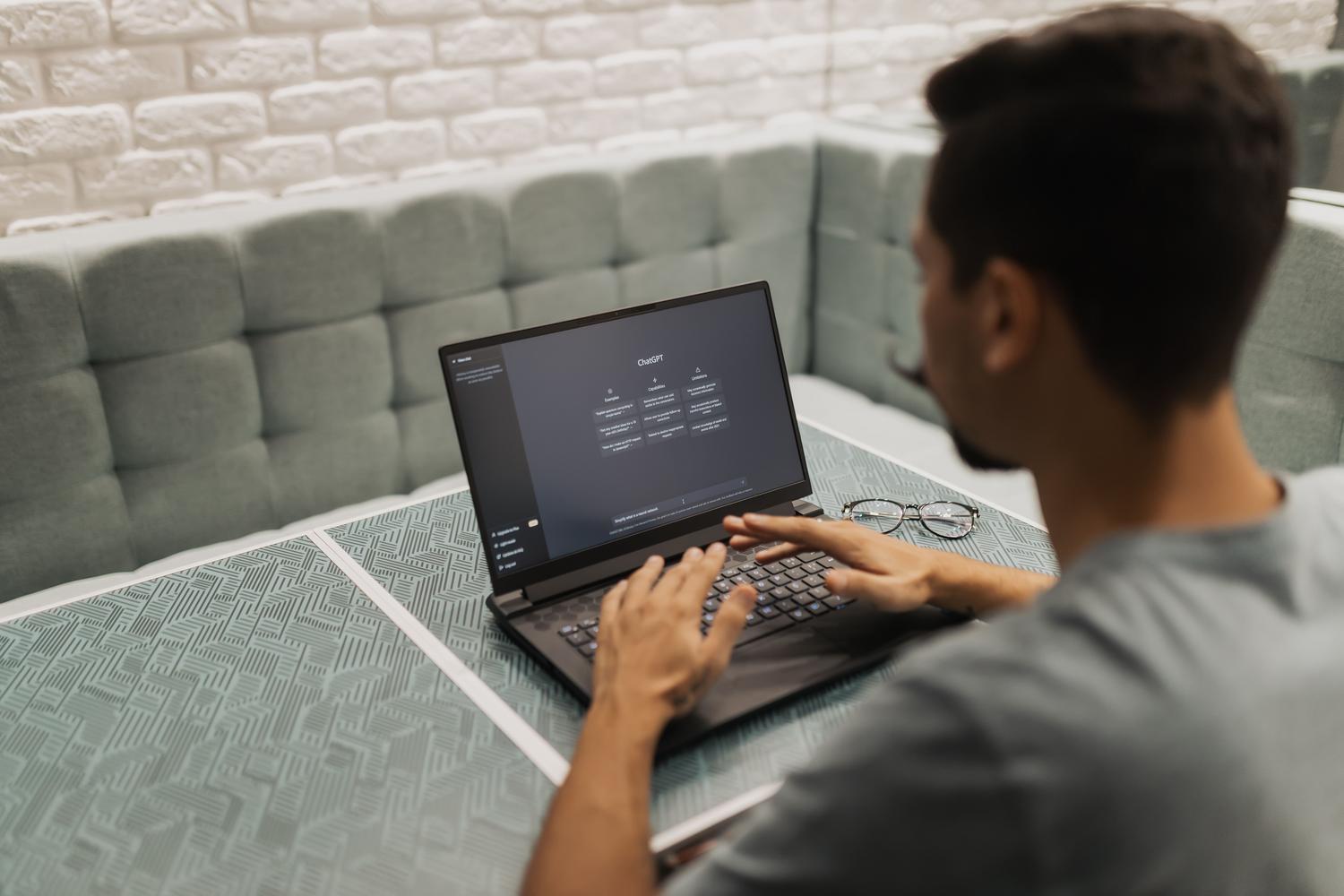 Programador trabajando en un entorno de IA local en una oficina moderna