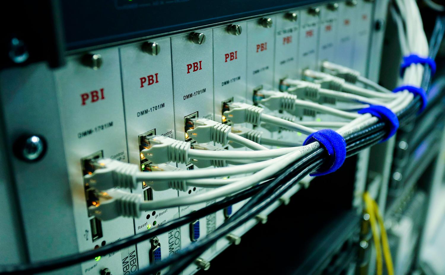 Detalle de cables Ethernet conectados a un switch de red, ilustrando la configuración de perfiles de red y apertura de puertos.