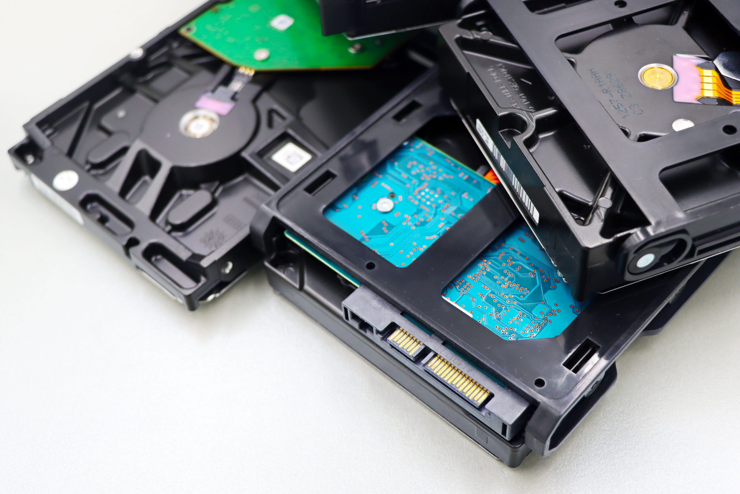 Apilamiento de discos duros internos representando la capacidad de almacenamiento y cuotas de disco