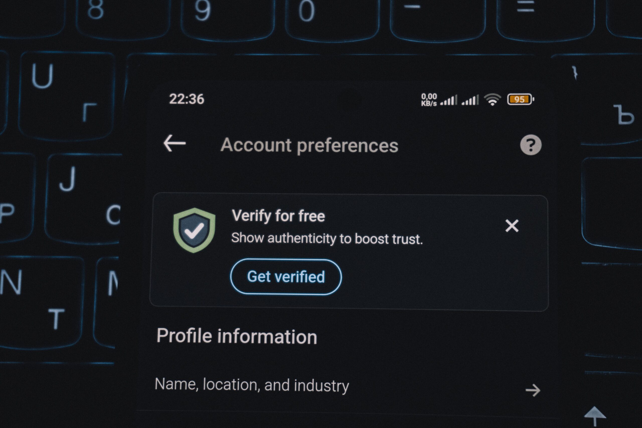 Pantalla de smartphone mostrando un proceso de verificación de cuenta y seguridad digital