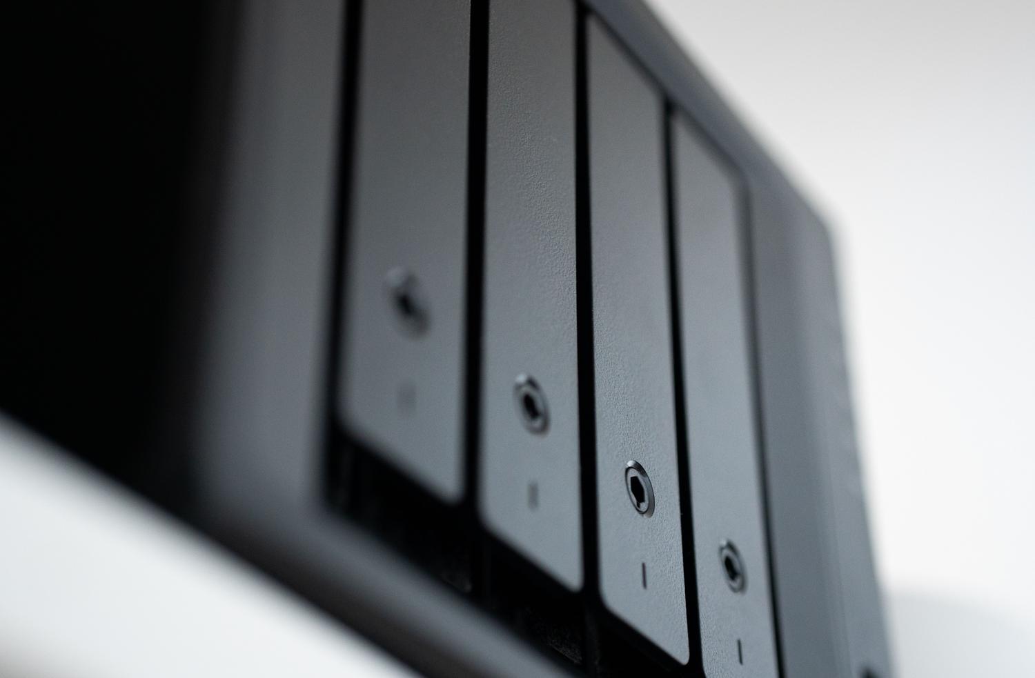 Primer plano de una unidad de almacenamiento NAS destacando la tecnología de gestión de datos.