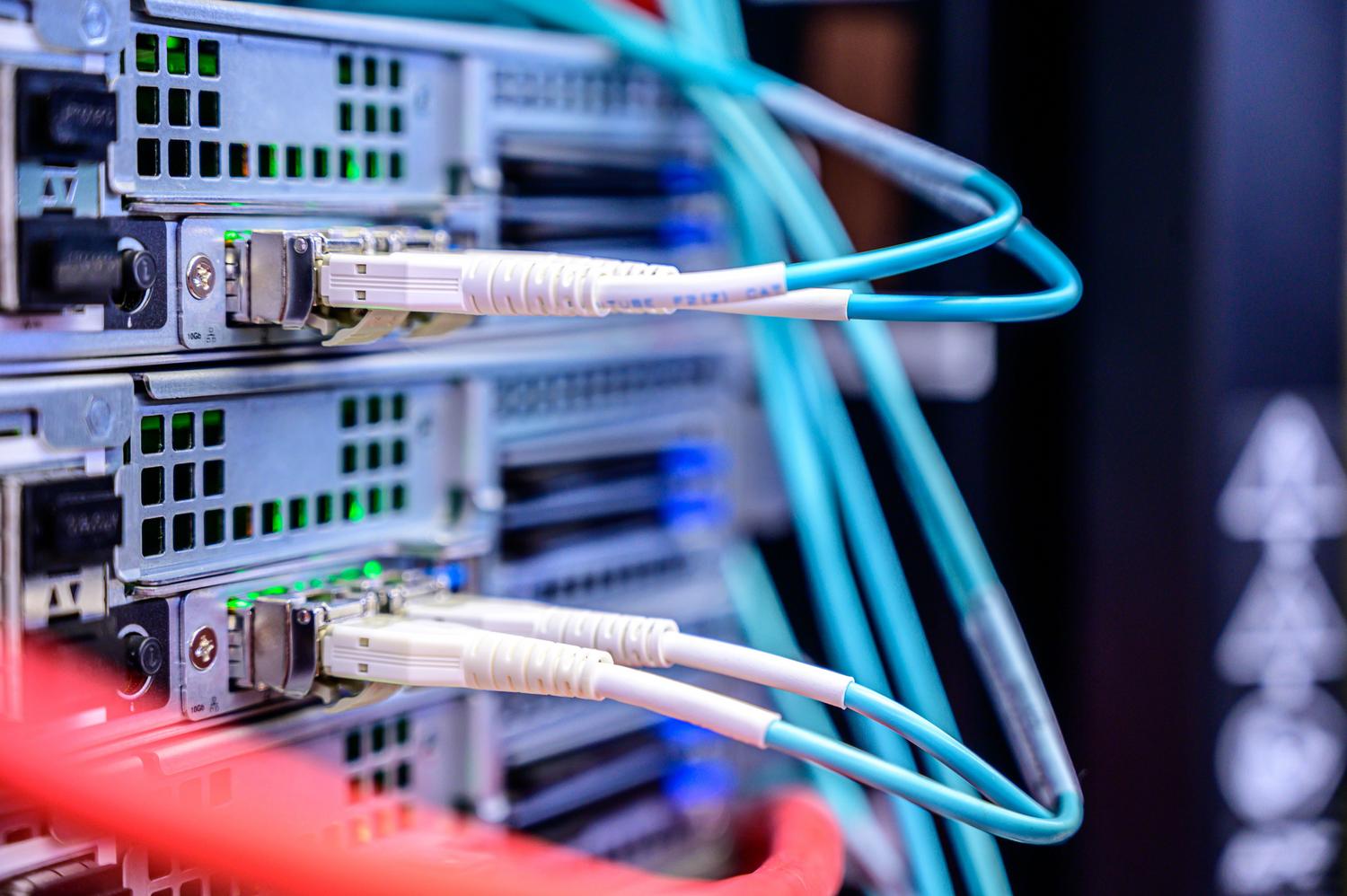 Detalle de cables de red conectados a los puertos de un servidor para configuración de red