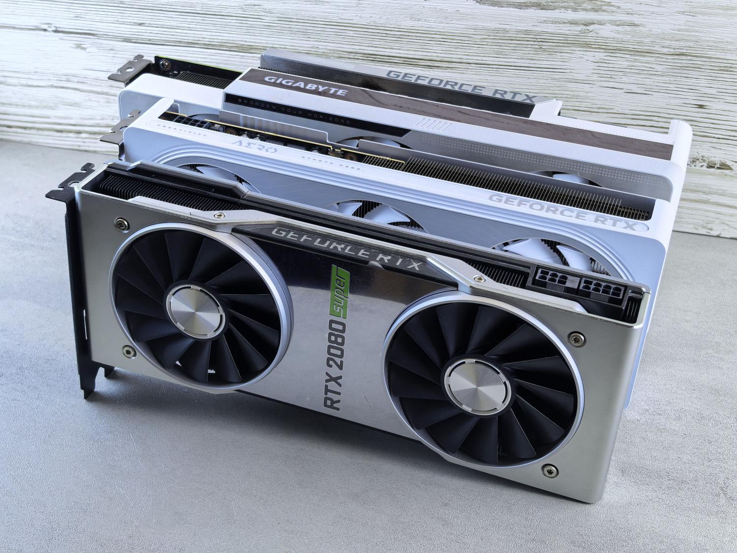 Primer plano de tarjetas gráficas NVIDIA RTX de alto rendimiento, fundamentales para la aceleración por GPU mediante CUDA en entornos de inferencia.