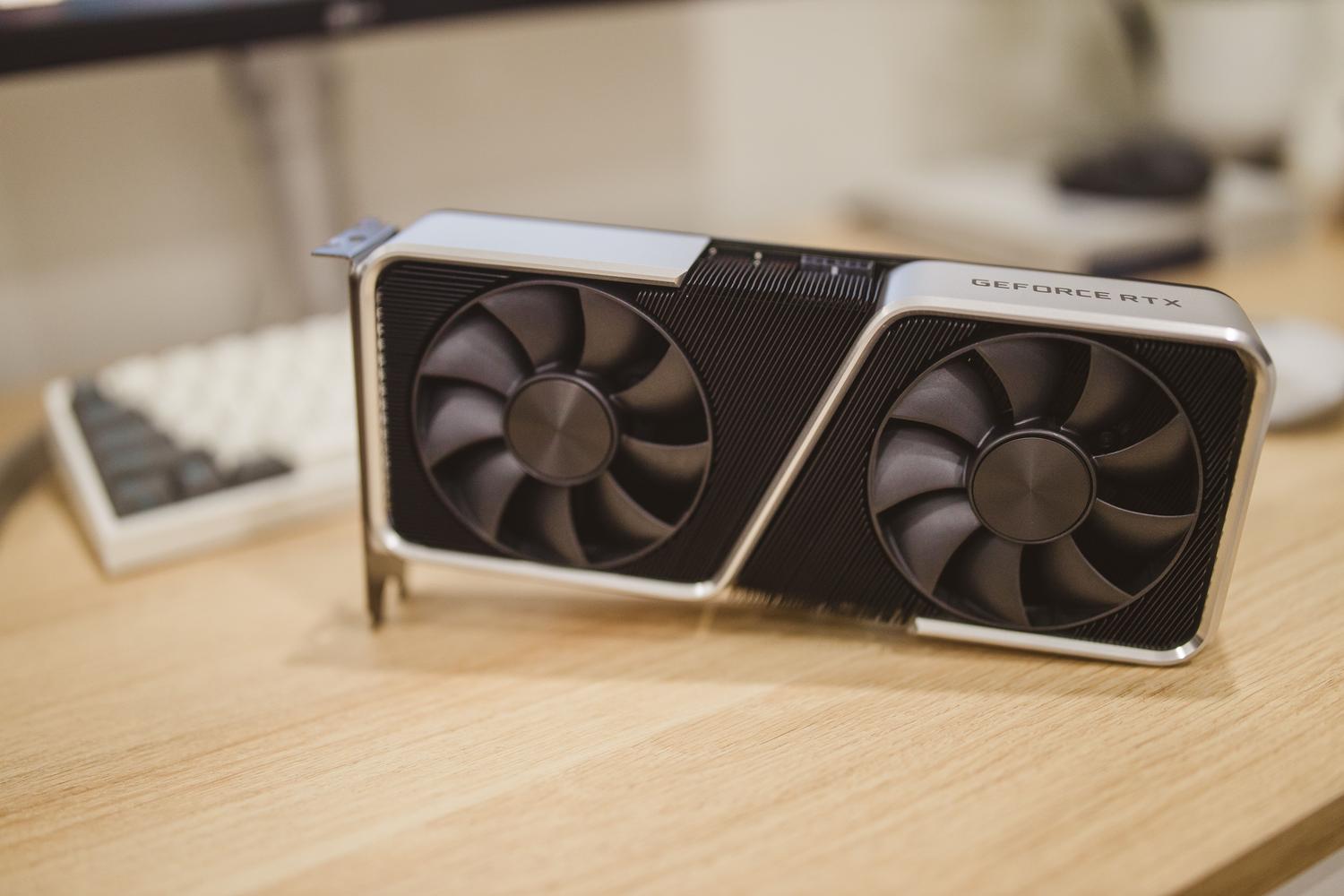 Primer plano de una tarjeta gráfica NVIDIA GeForce RTX, componente esencial para la VRAM en entornos de IA locales.