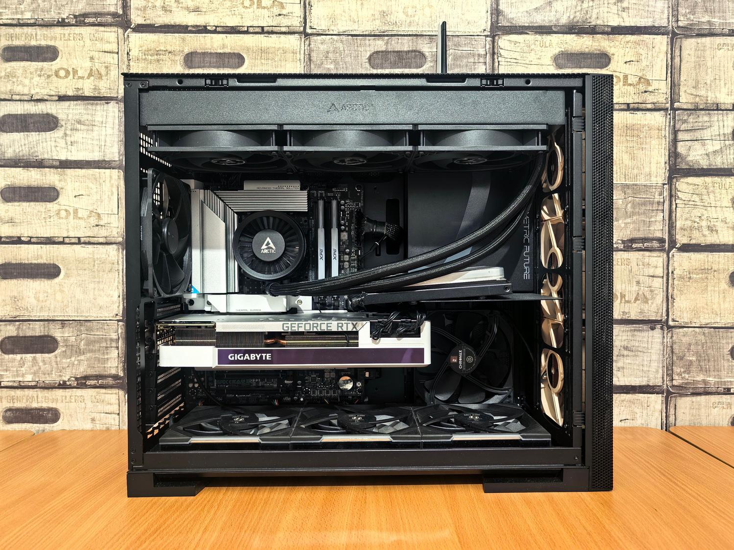 Interior de un PC de alto rendimiento con GPU NVIDIA y sistema de refrigeración líquida para IA.