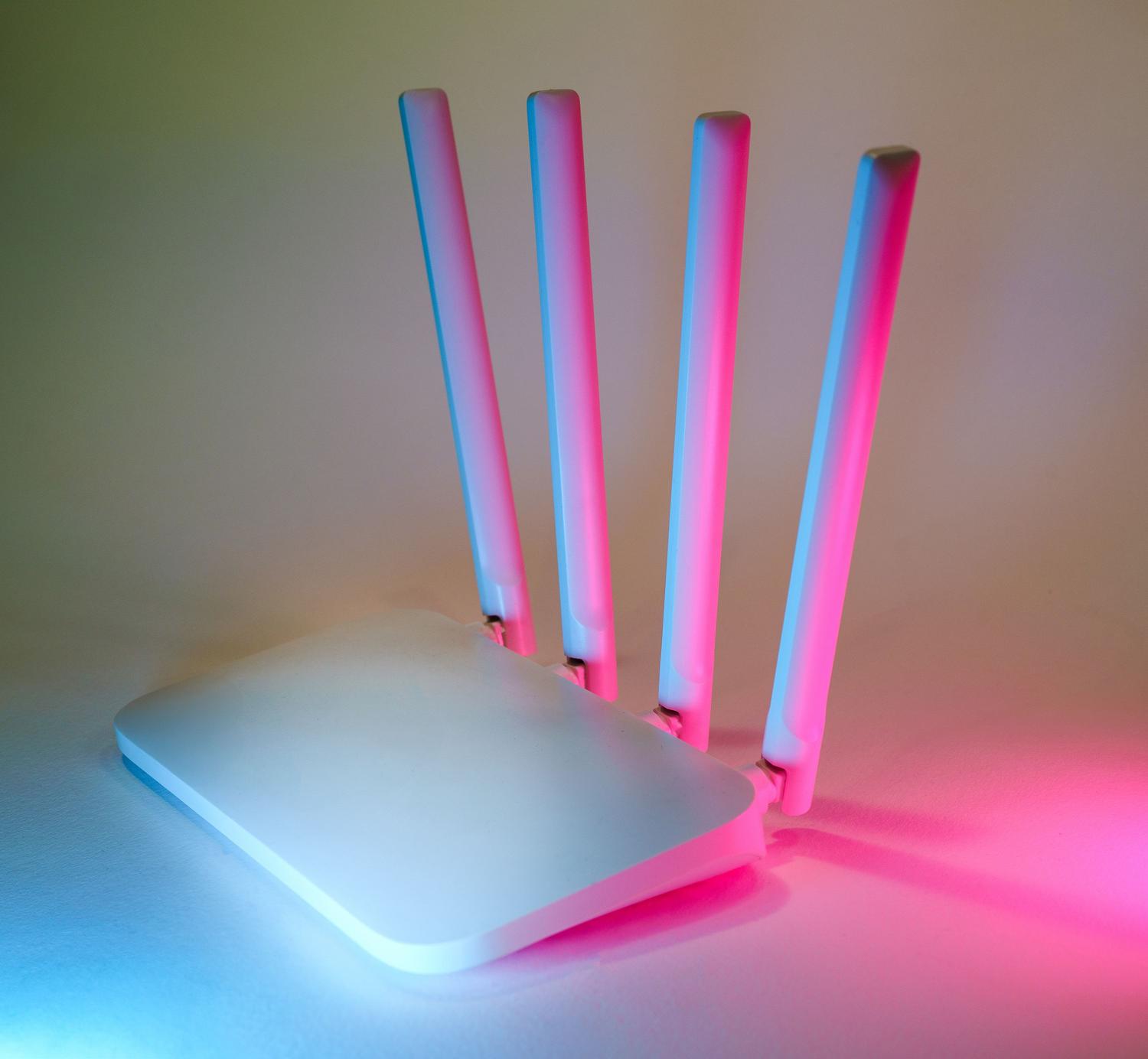 Router inalámbrico moderno con luces LED, representando la opción sencilla de servidor DLNA.