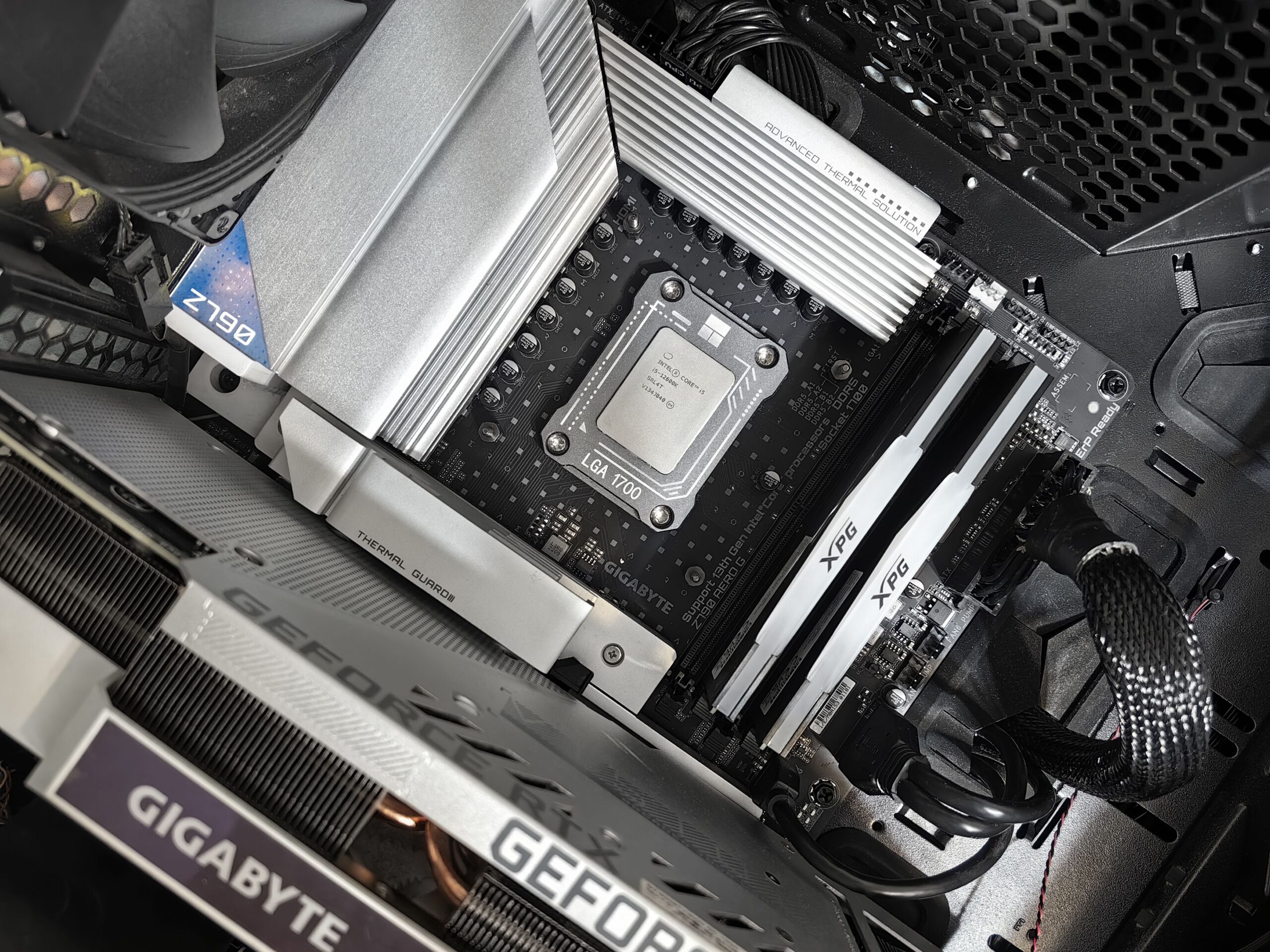 Vista interior de un PC de alto rendimiento mostrando la integración de la tarjeta gráfica y la placa base.