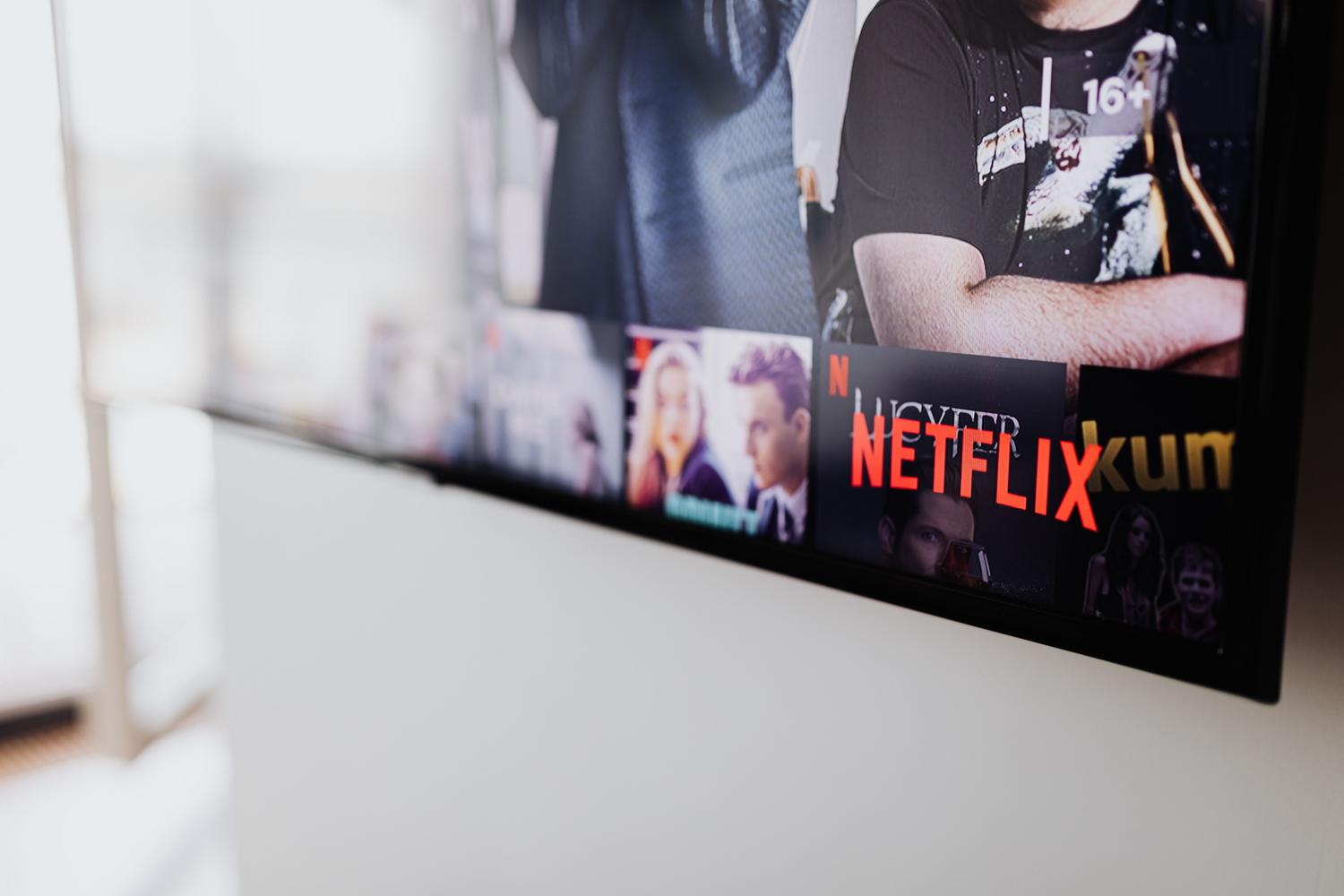 Primer plano de la pantalla de un Smart TV mostrando la interfaz de Netflix, perfecto para ilustrar la configuración de la aplicación.