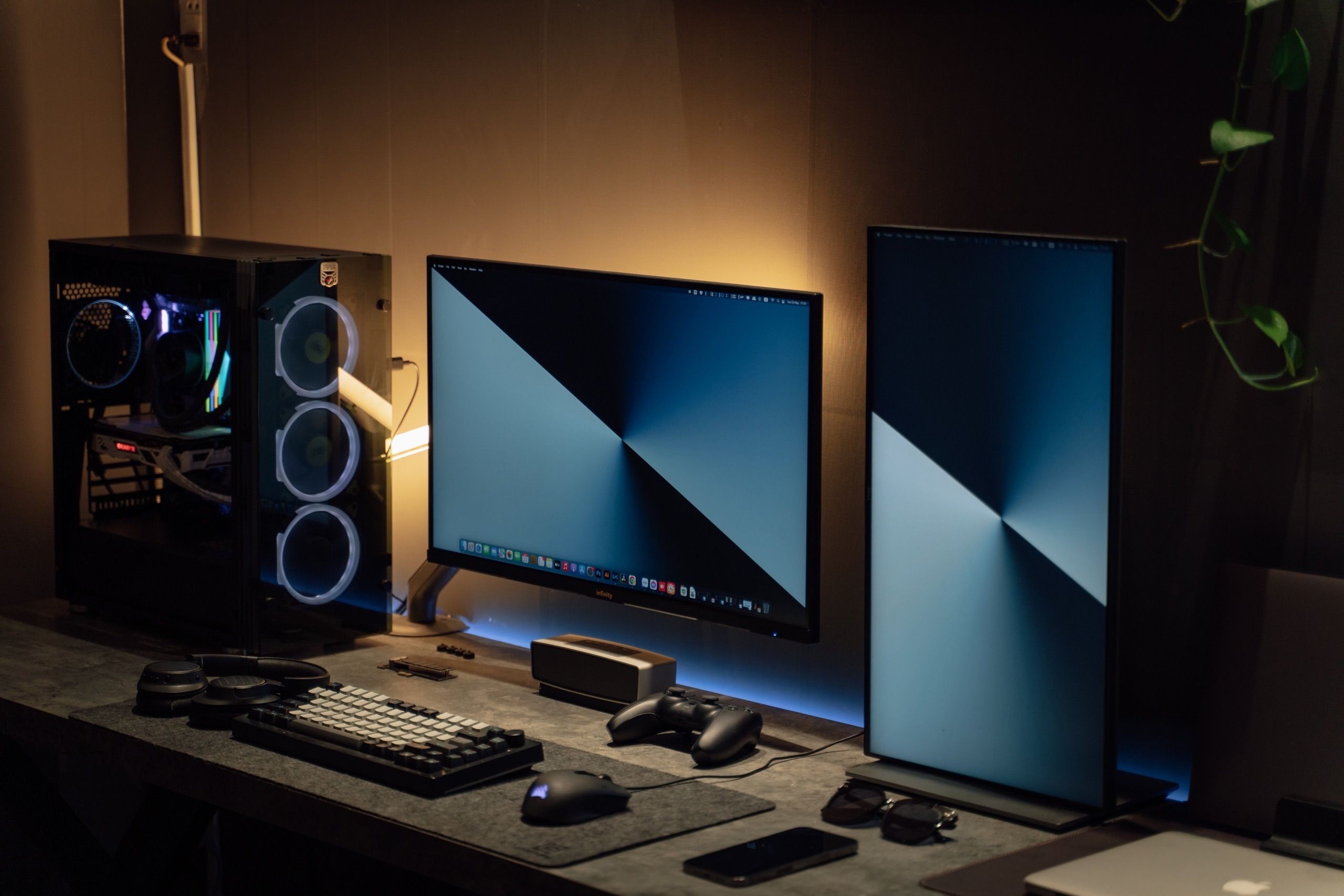 Estación de trabajo gaming moderna con doble monitor y periféricos organizados, simbolizando un sistema optimizado y limpio.