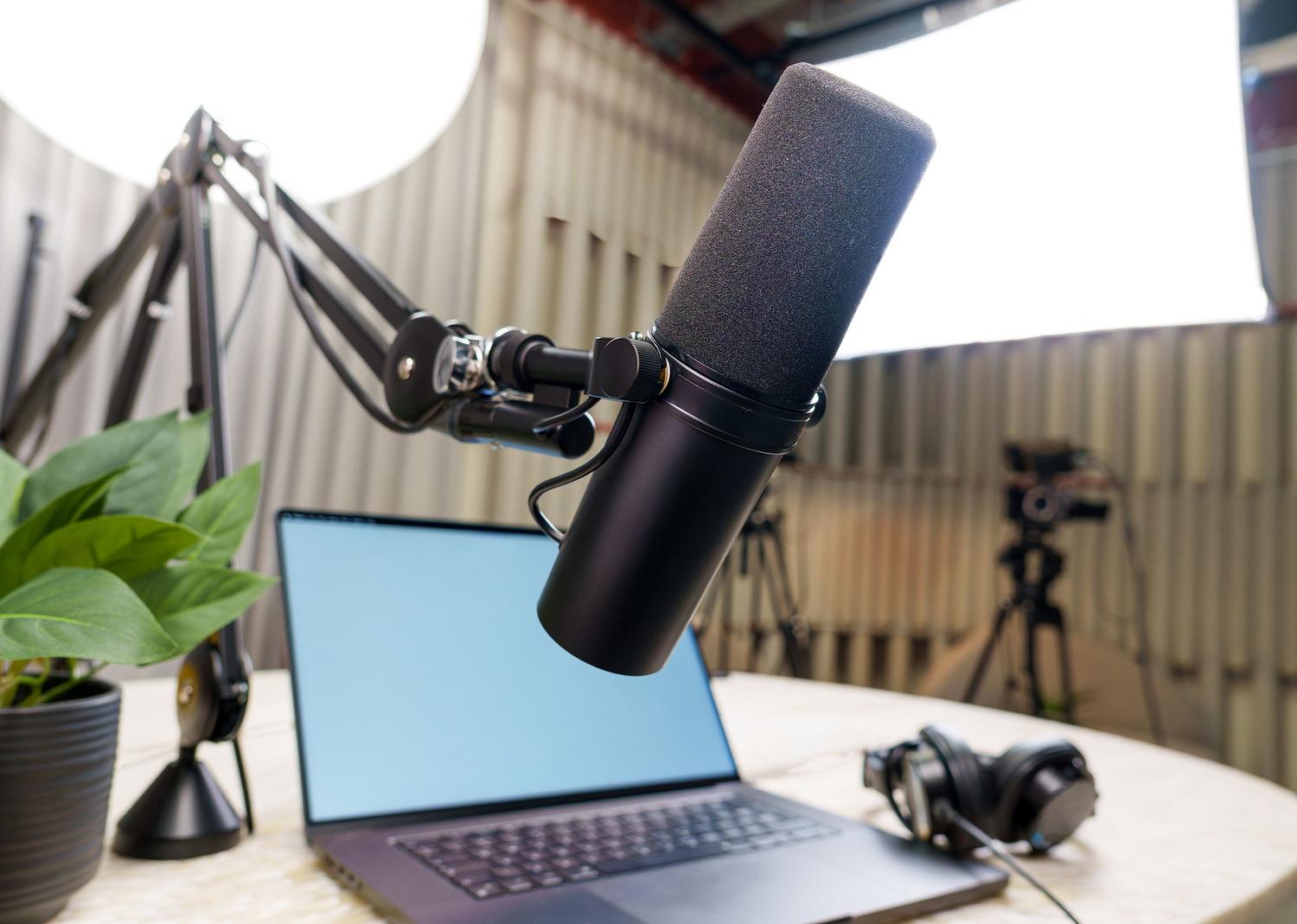 Equipo profesional de grabación de audio y video con micrófono y auriculares para una producción de alta calidad.