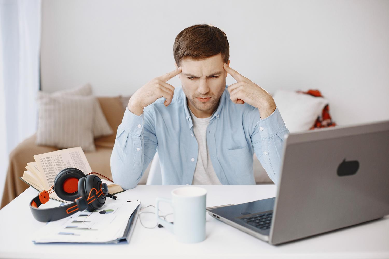 Hombre concentrado trabajando en su oficina en casa, representando la productividad y la eliminación de distracciones.