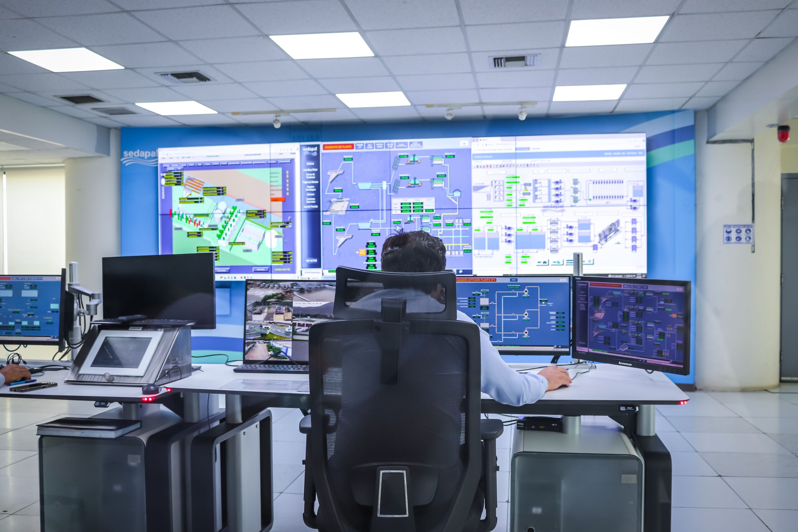 Centro de Operaciones de Red (NOC) con múltiples pantallas de monitorización centralizada.