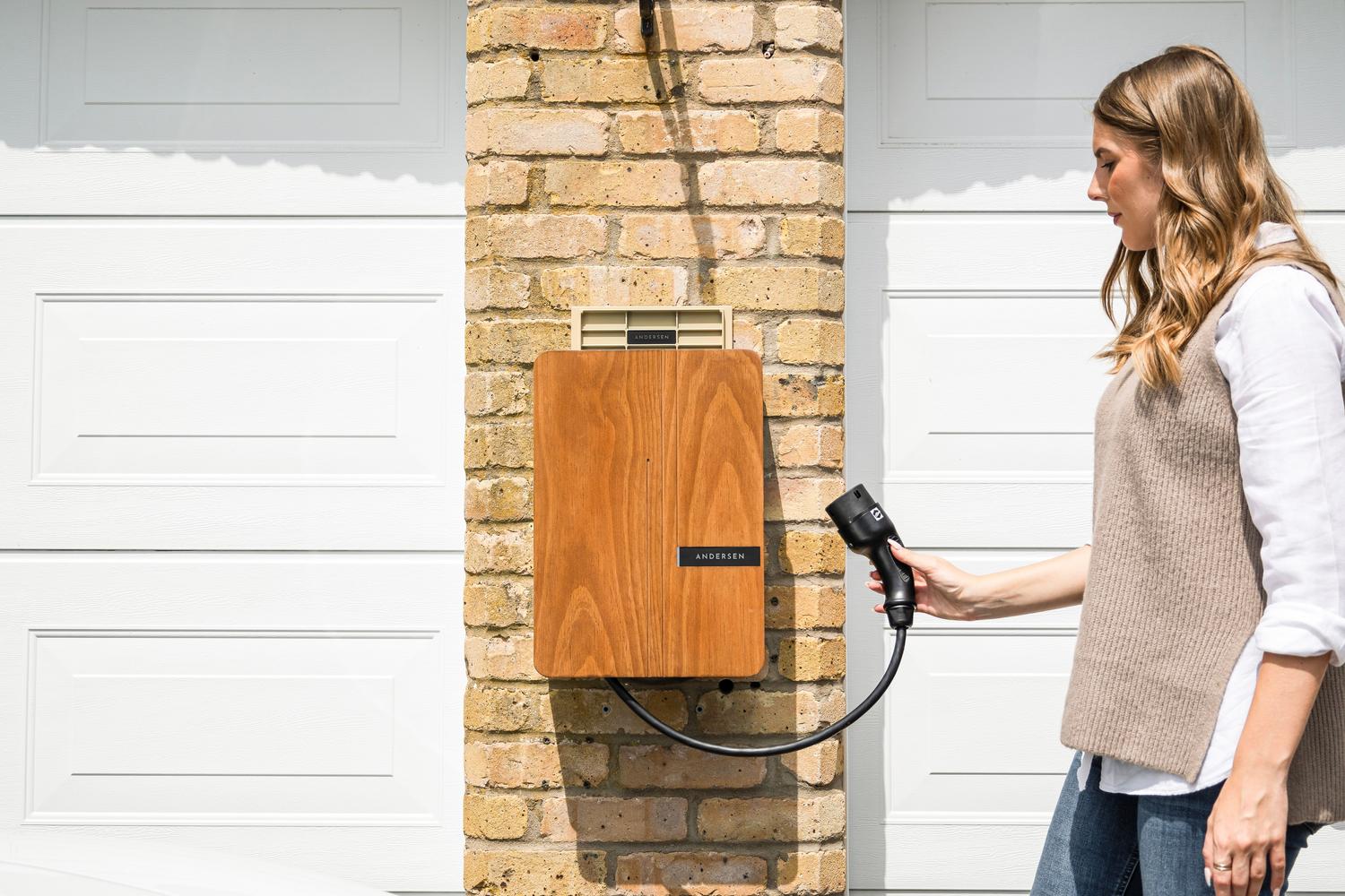 Cargador de pared (Wallbox) para vehículo eléctrico instalado en el exterior de una vivienda.