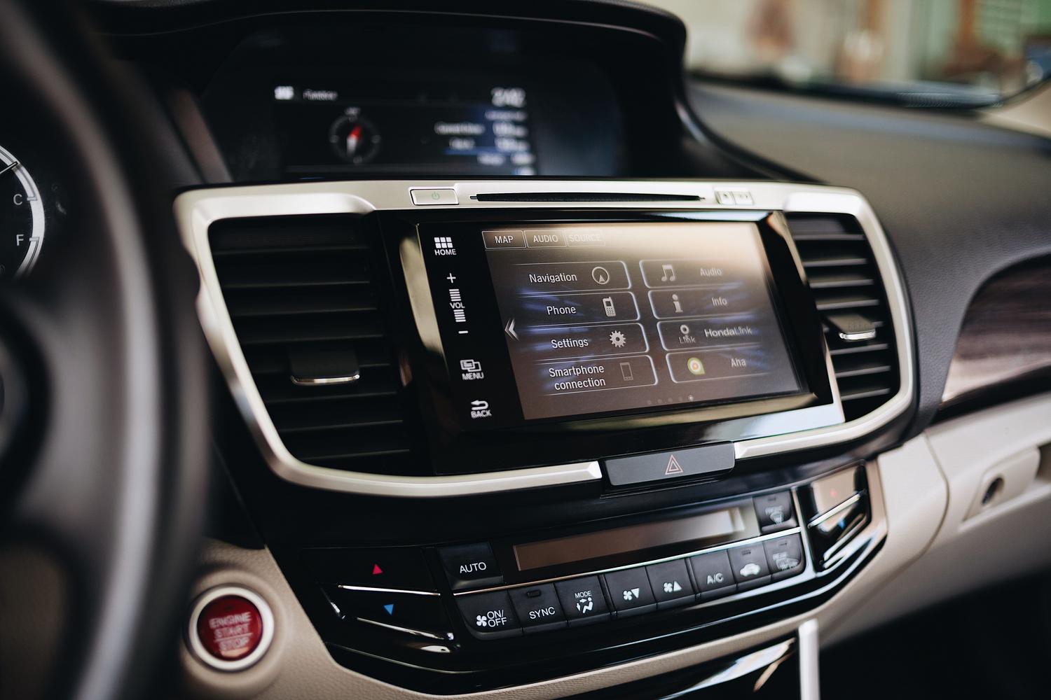 Pantalla de infoentretenimiento de un coche moderno mostrando el menú de ajustes y navegación.