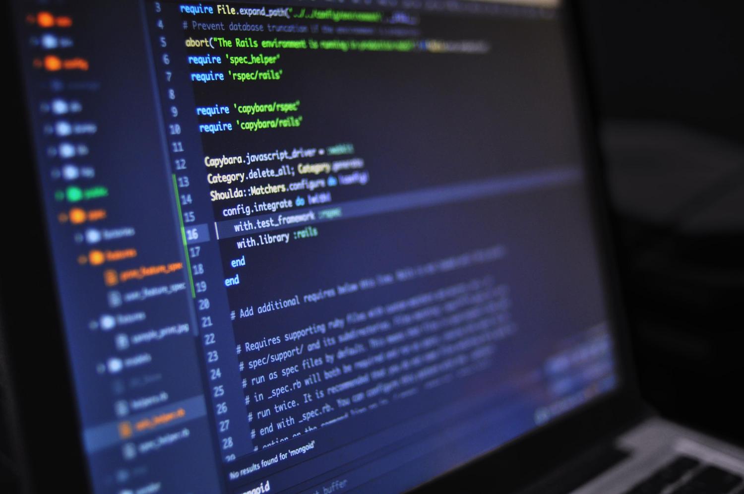 Primer plano de una pantalla de ordenador mostrando código de programación en un entorno oscuro