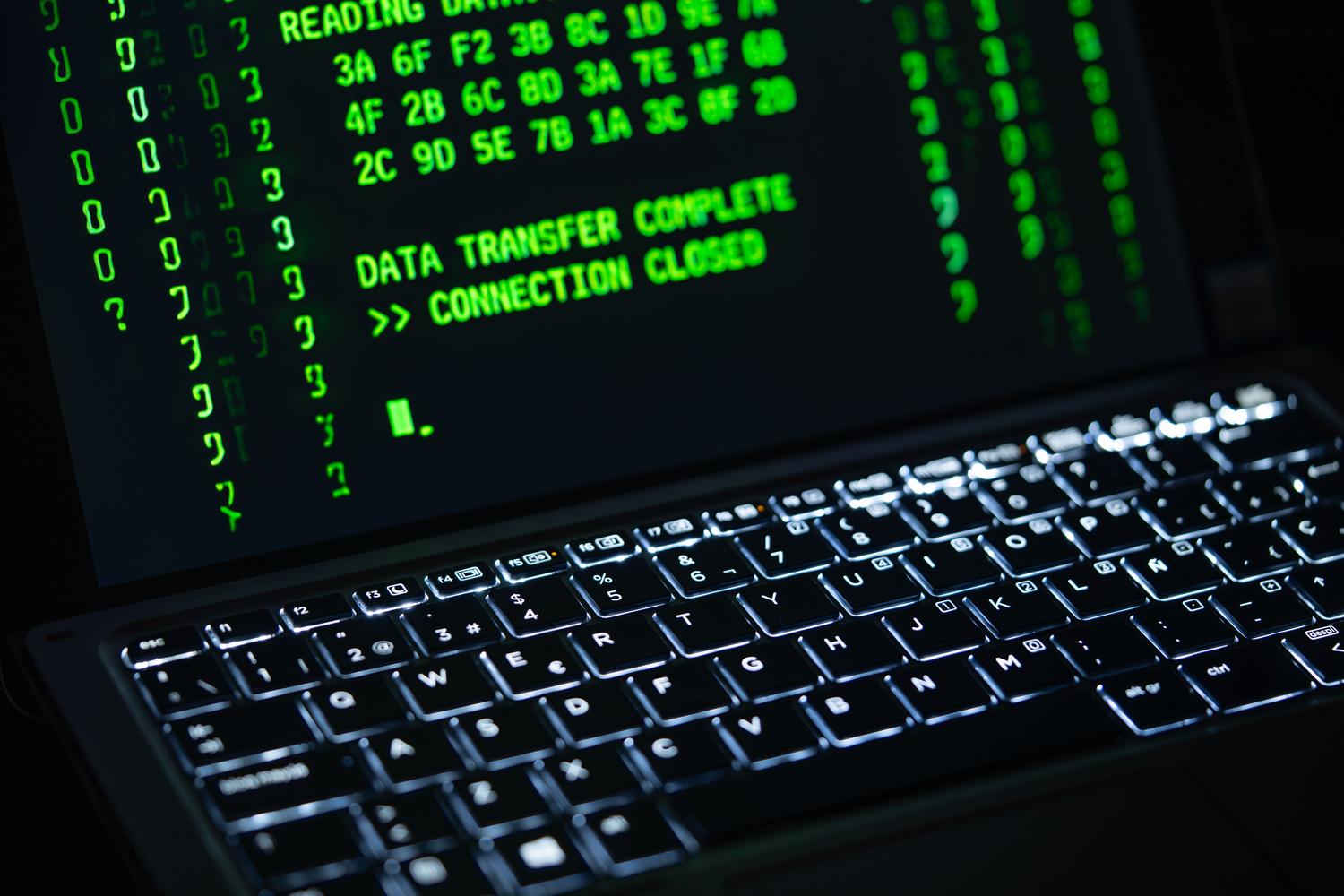 Pantalla de portátil con código verde, representando la configuración avanzada de seguridad y el uso de PowerShell.
