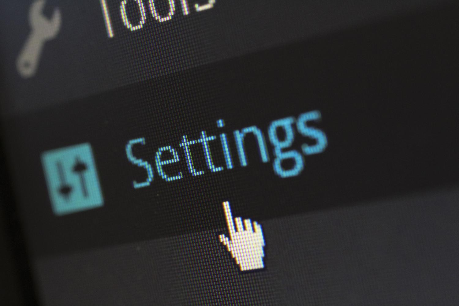 Pantalla de ordenador mostrando el menú de ajustes para la configuración de software