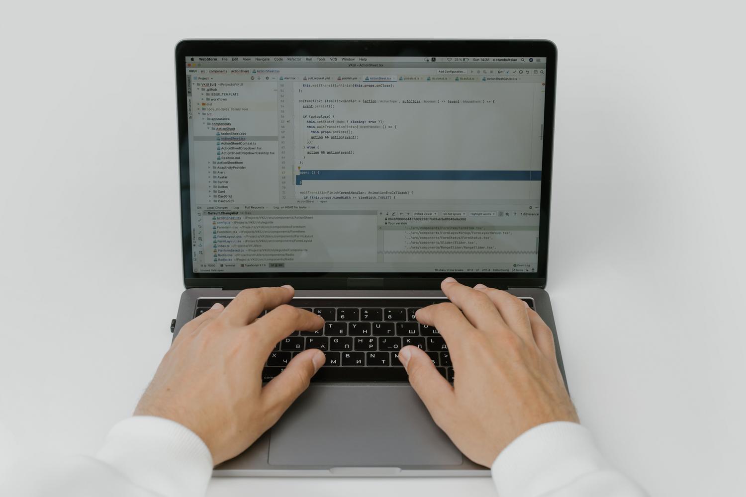 Persona utilizando un ordenador portátil para realizar actualizaciones de firmware manuales