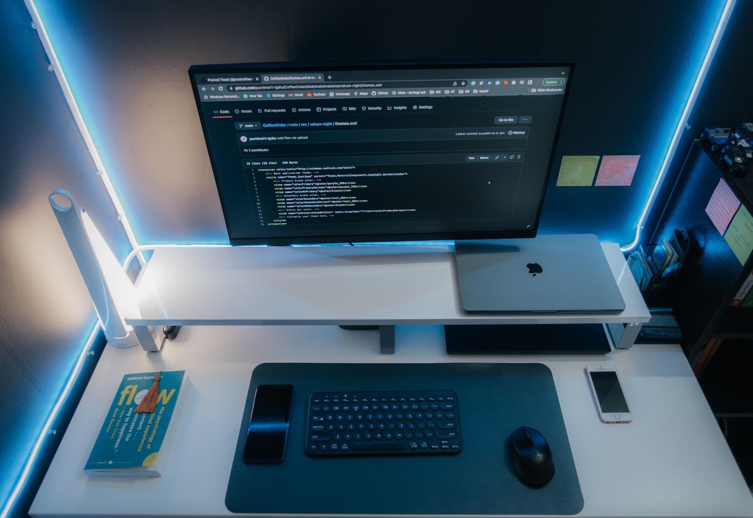 Espacio de trabajo tecnológico y minimalista, relacionado con la configuración avanzada del registro de Windows