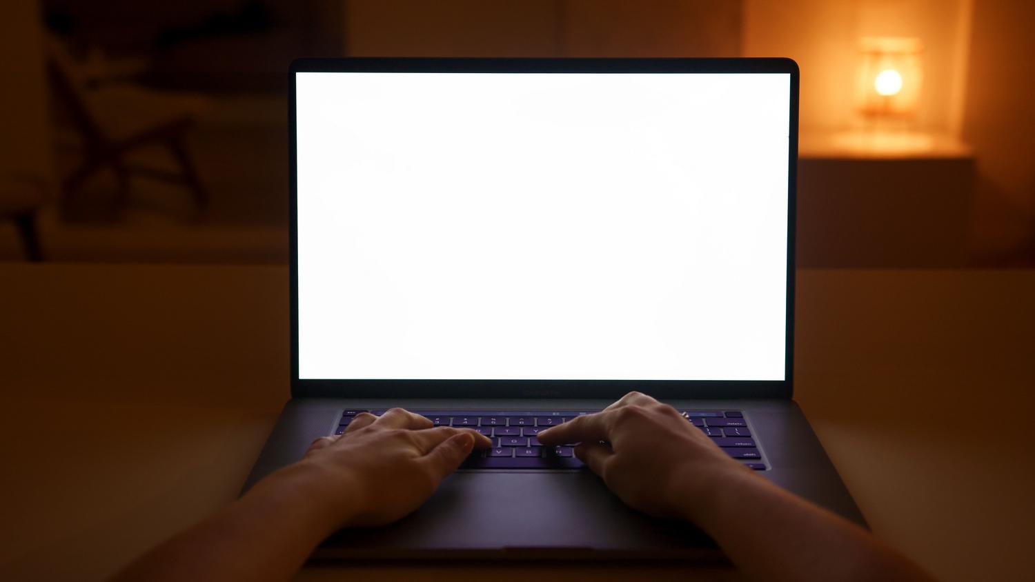 Primer plano de manos escribiendo en un portátil, ilustrando el proceso de configuración de las horas activas en Windows 11