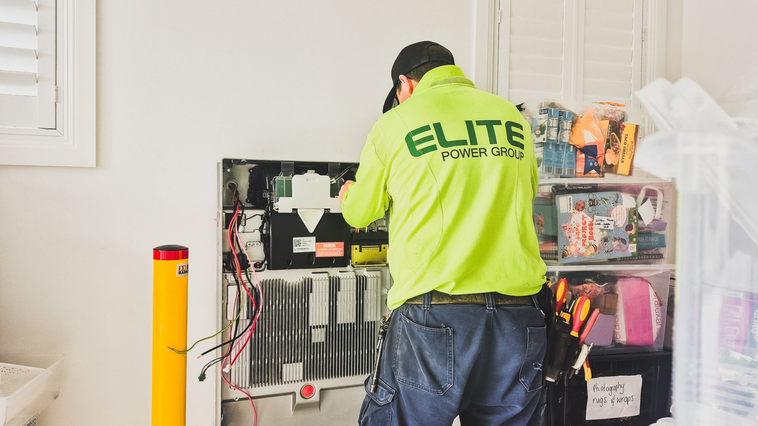 Especialista instalando un sistema de baterías, haciendo referencia al mantenimiento preventivo y la salud del hardware eléctrico.