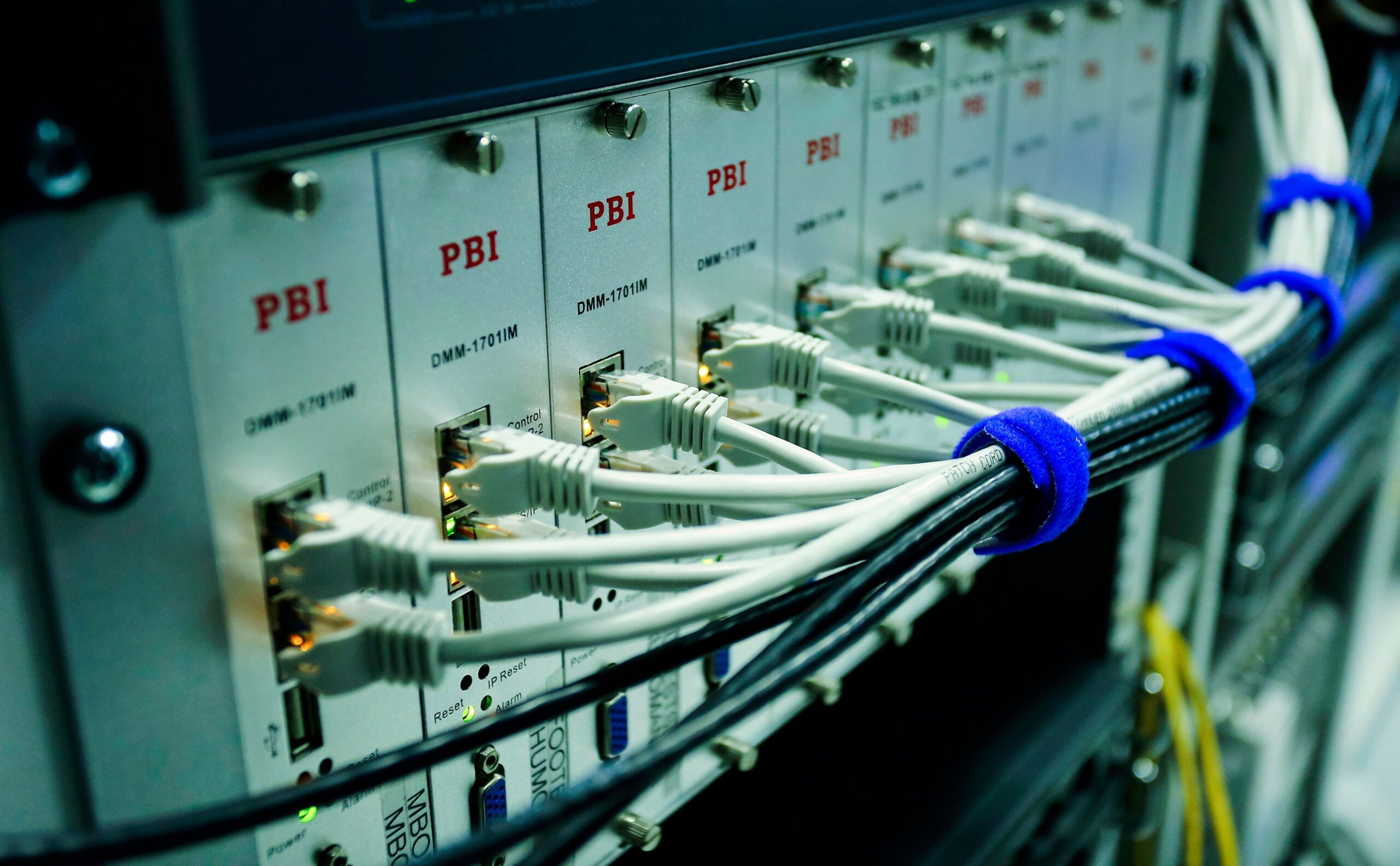Detalle de cables Ethernet en un switch de red, ilustrando la conectividad necesaria para la redundancia y monitorización de los SAI.