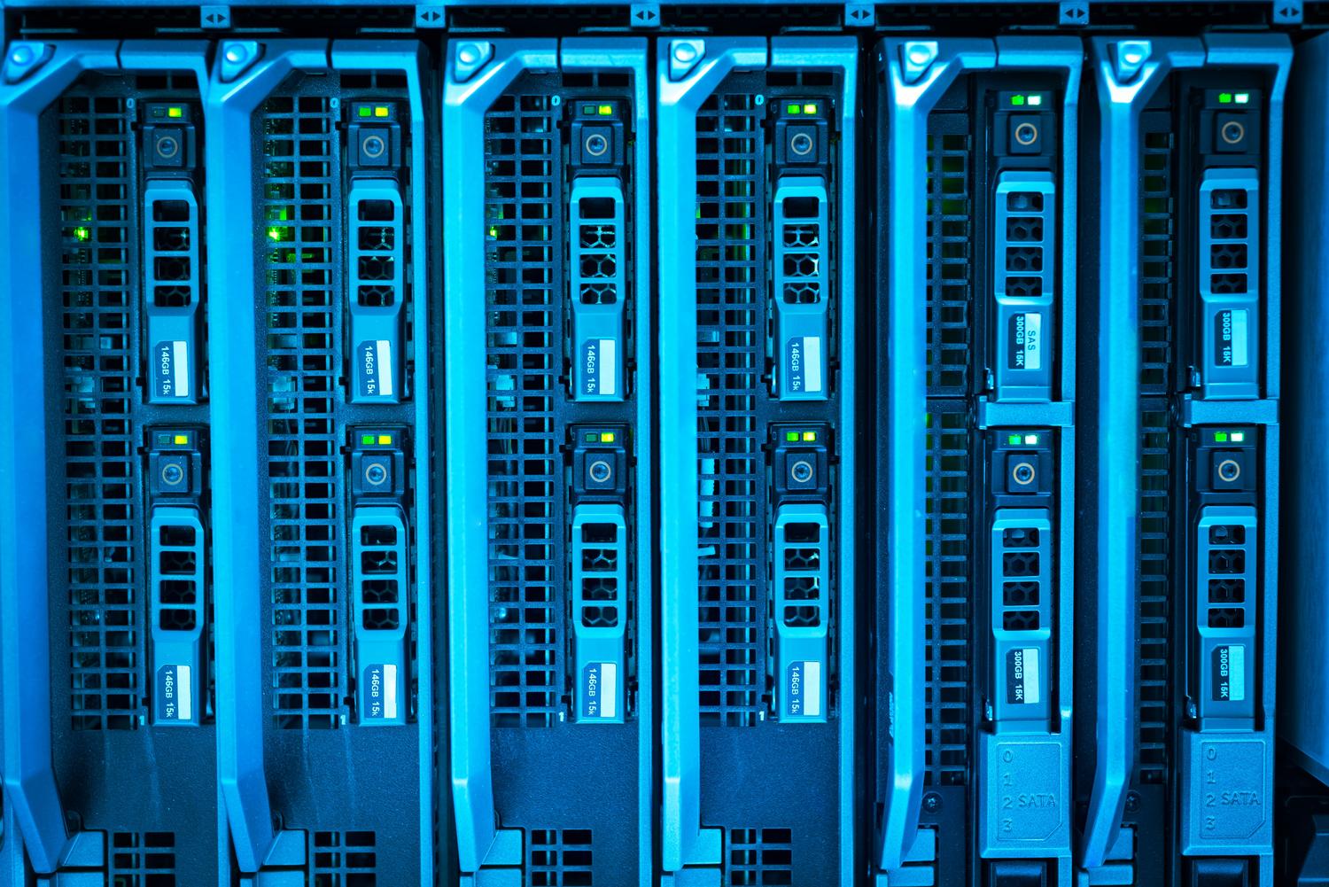 Racks de servidores iluminados en un centro de datos, simbolizando el almacenamiento en la nube y servicios S3.
