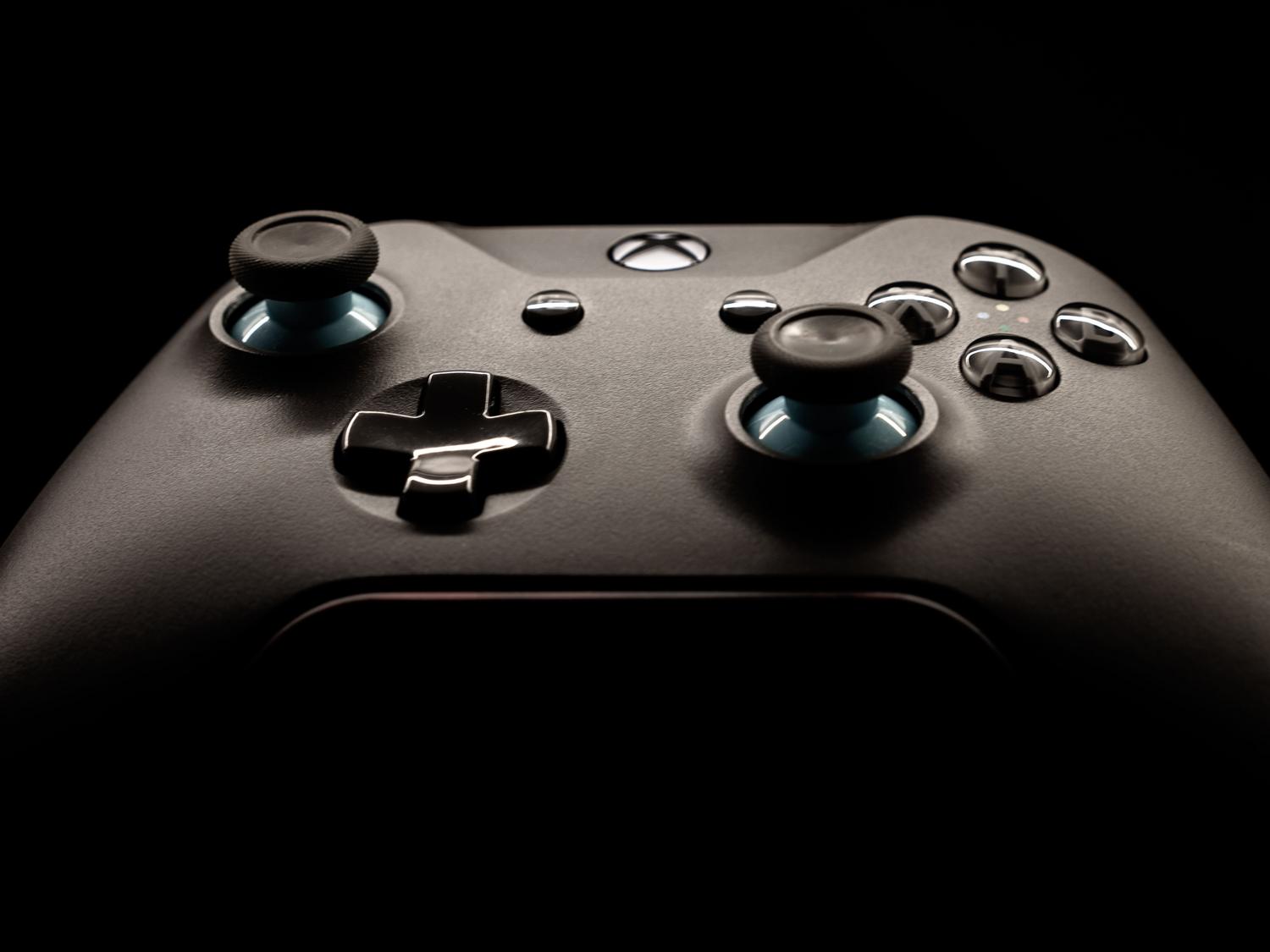 Primer plano detallado de un mando Xbox, resaltando el diseño y la ergonomía para la gestión de perfiles.