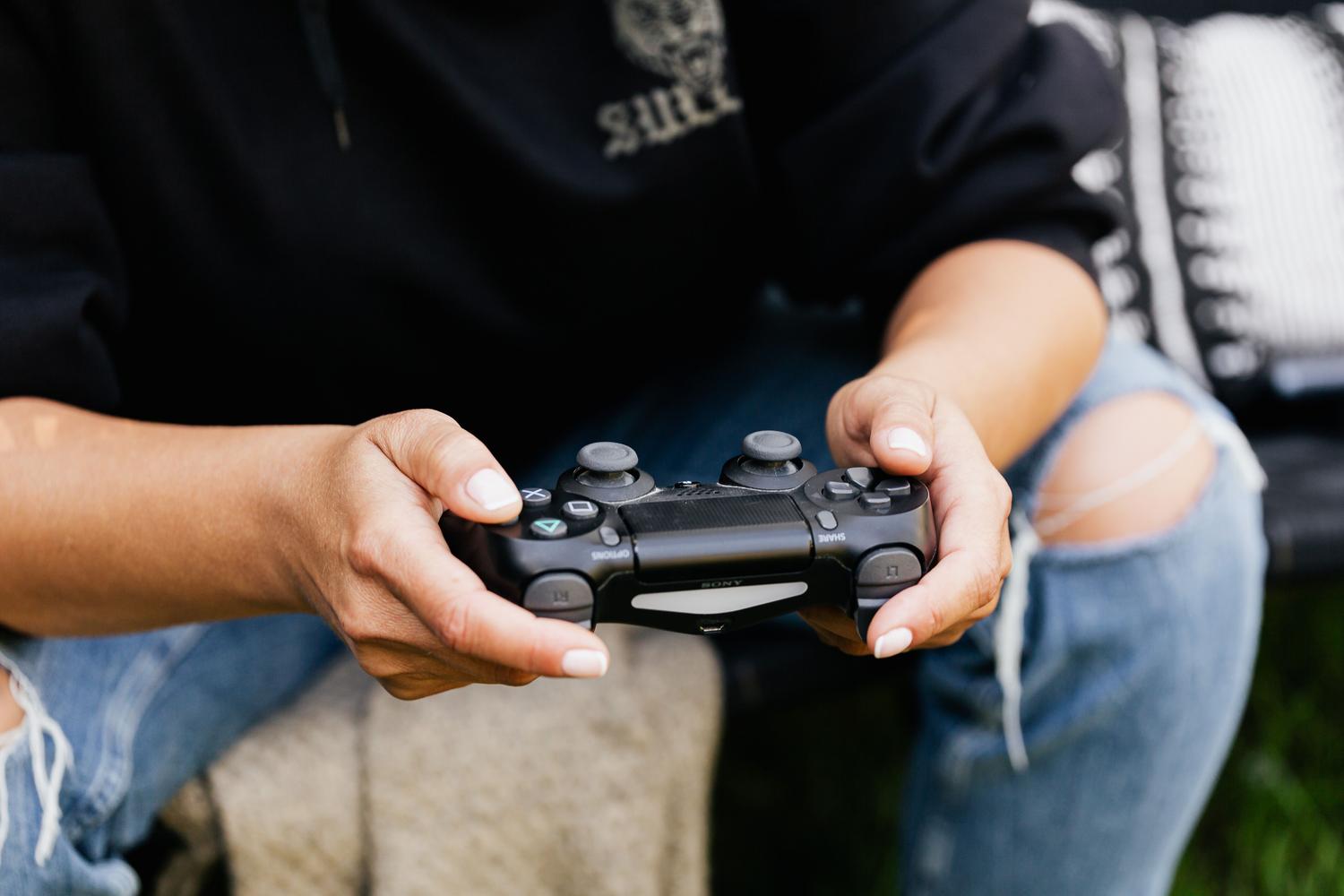 Persona sosteniendo un mando DualShock, ideal para la sección de gestión de perfiles en mandos modernos.