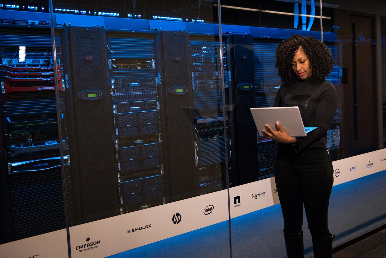 Profesional de IT configurando un entorno de servidores en un centro de datos moderno.