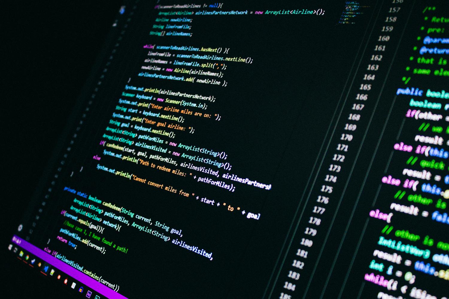 Código de programación en una pantalla, simbolizando la configuración técnica de Linux y Docker.