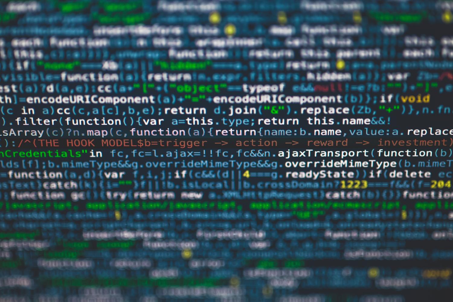 Primer plano de código de programación en una pantalla, representando los logs y registros de eventos del sistema.