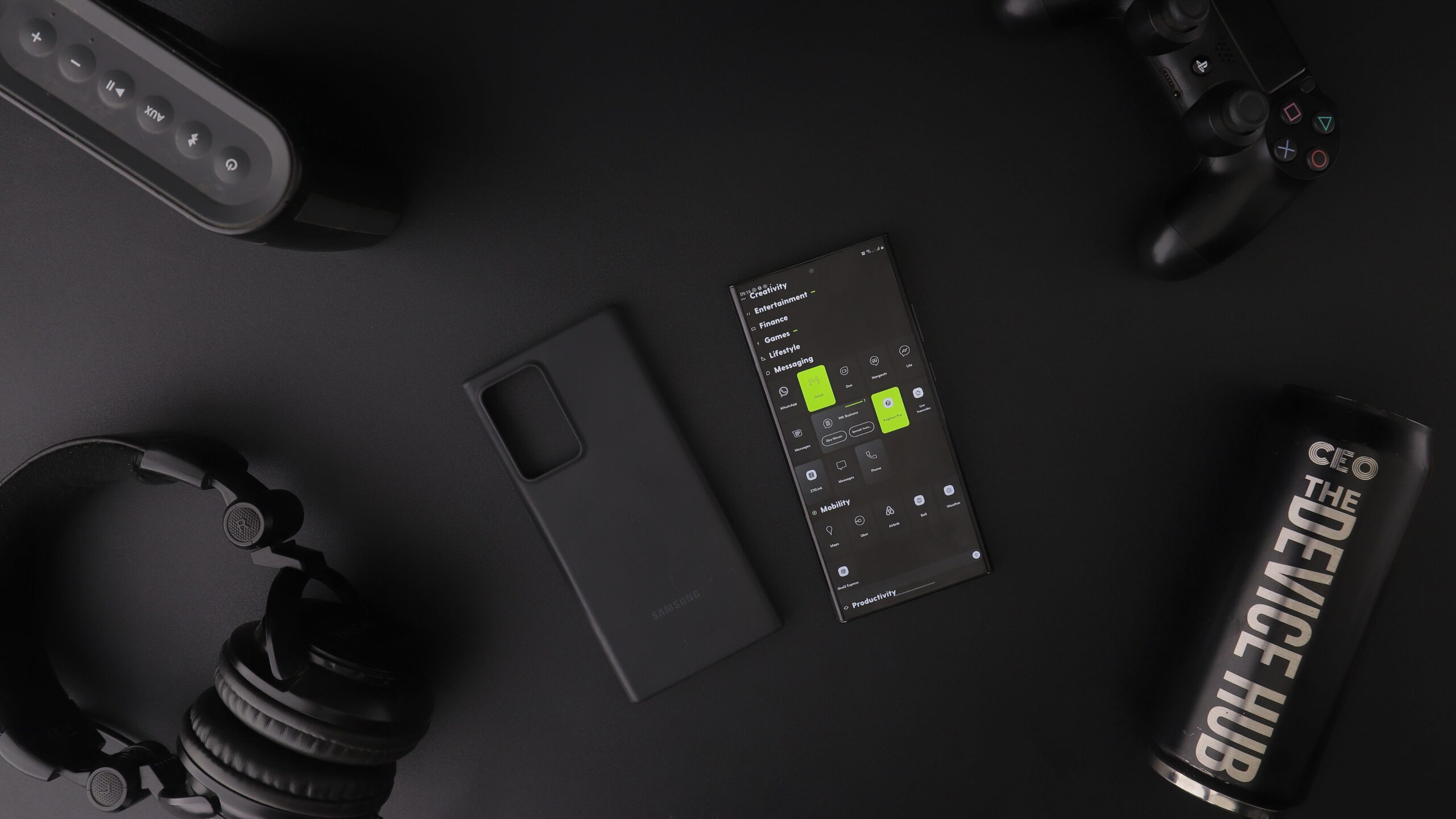 Vista cenital de accesorios gaming: mando, auriculares y smartphone.