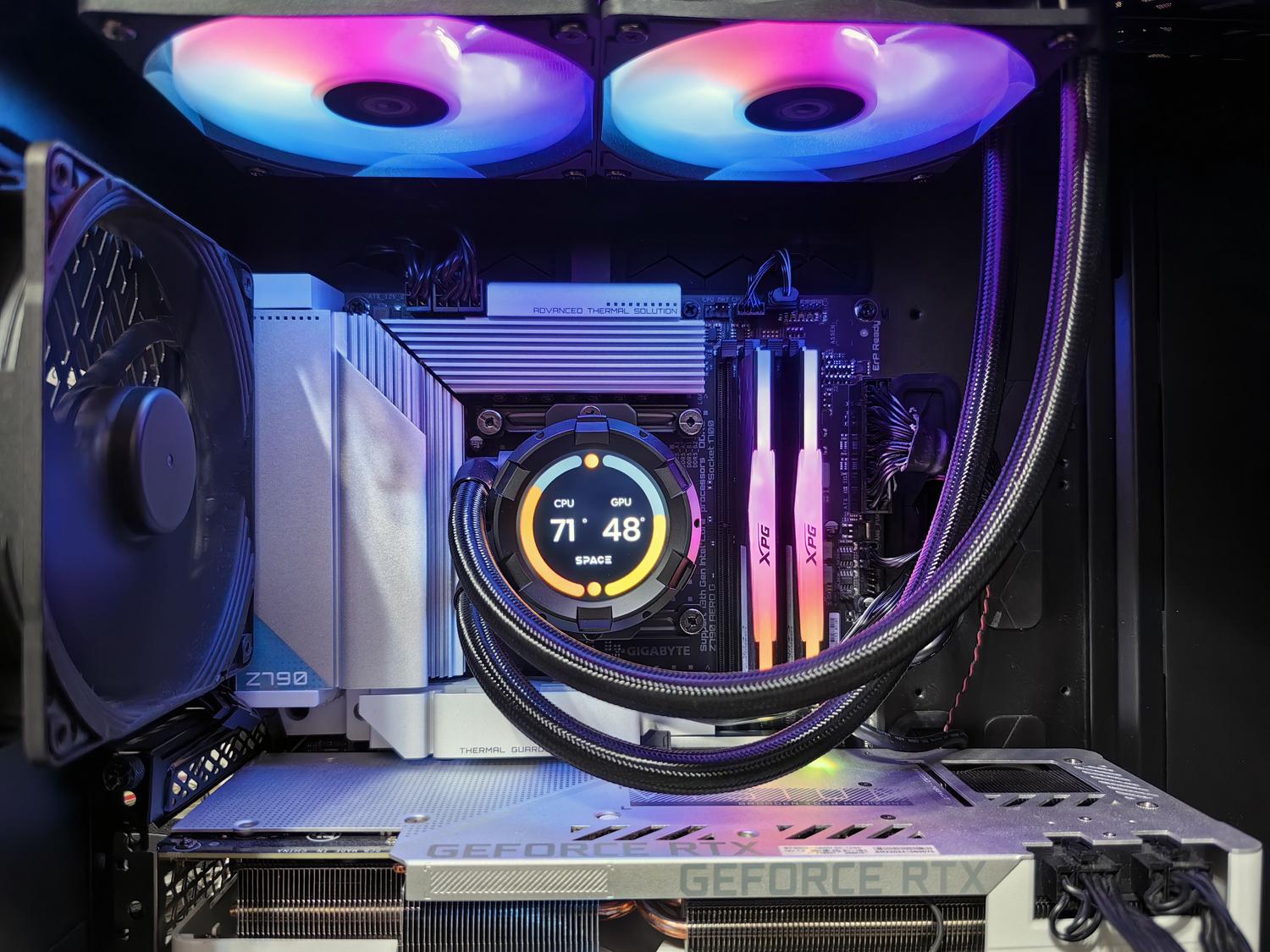 Componentes internos de un PC gaming, incluyendo GPU GeForce RTX y refrigeración líquida