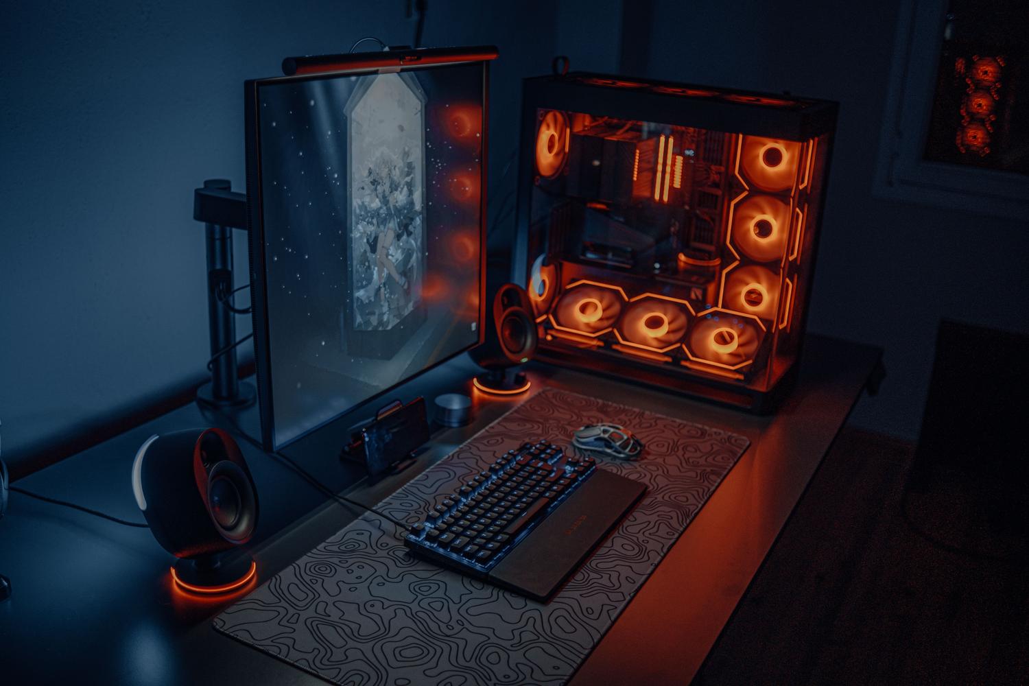 Setup de gaming moderno con iluminación RGB y PC de alto rendimiento