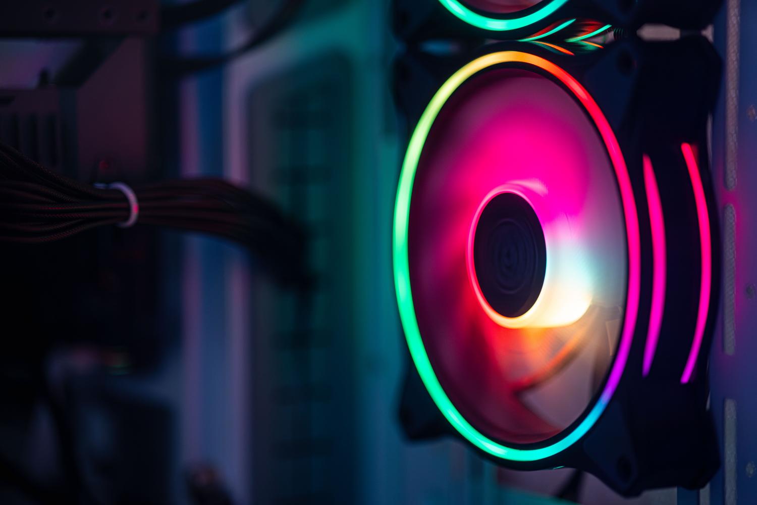 Ventilador RGB en movimiento para la gestión térmica de un PC gaming