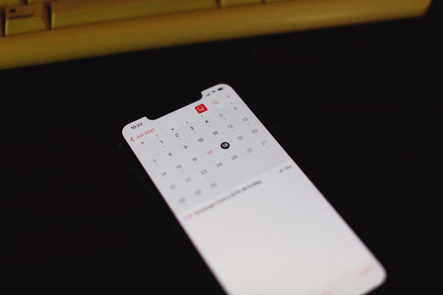 Smartphone con la aplicación de calendario abierta, ideal para representar la configuración en dispositivos Android.