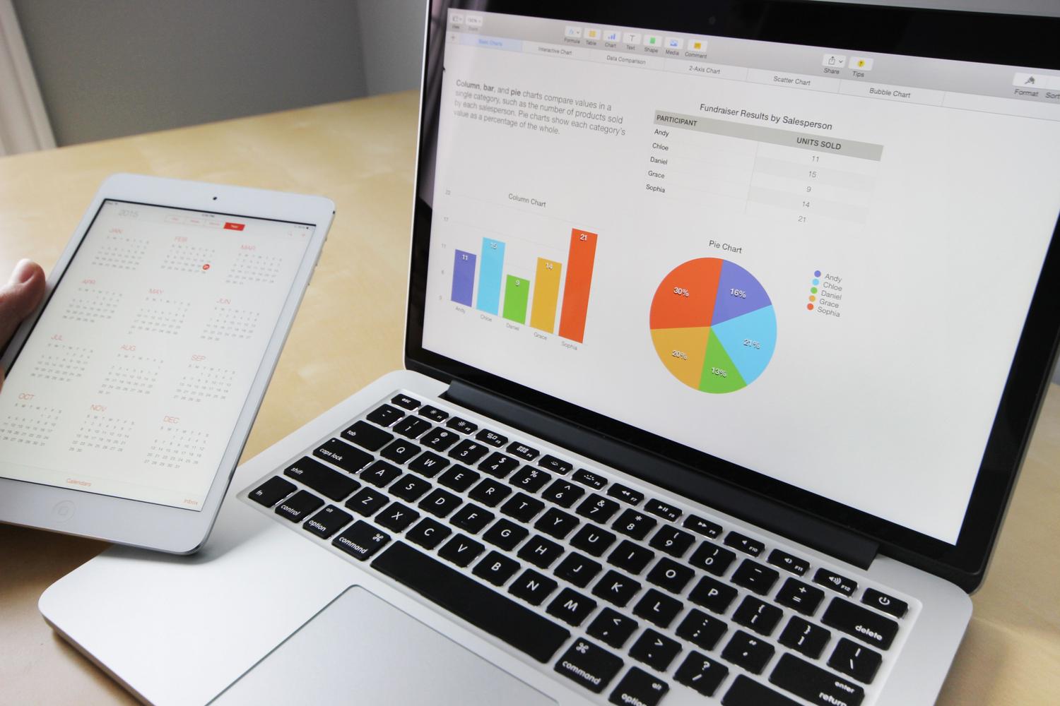 Portátil y tableta con calendario, representando la gestión de agendas profesionales y servicios externos.