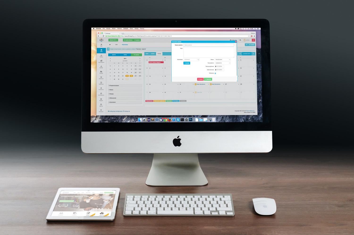 Espacio de trabajo con iMac y iPad, ilustrando la sincronización en el ecosistema Apple mediante iCloud.