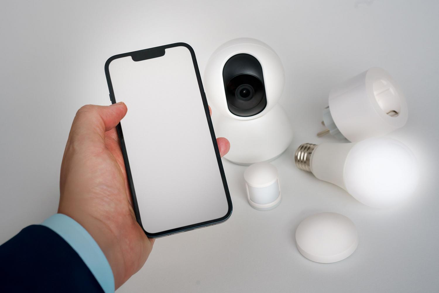 Smartphone controlando diversos dispositivos de hogar inteligente, ilustrando la conectividad y la ejecución de tareas automáticas en el hogar.
