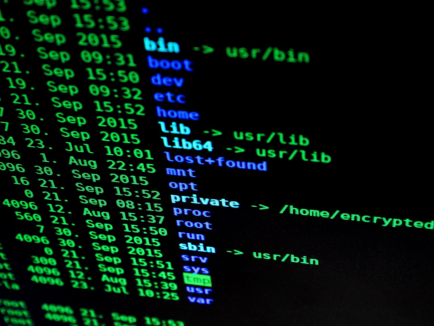 Pantalla de ordenador con líneas de código y texto colorido, ilustrando el entorno técnico de la terminal de Linux y la actualización del kernel.