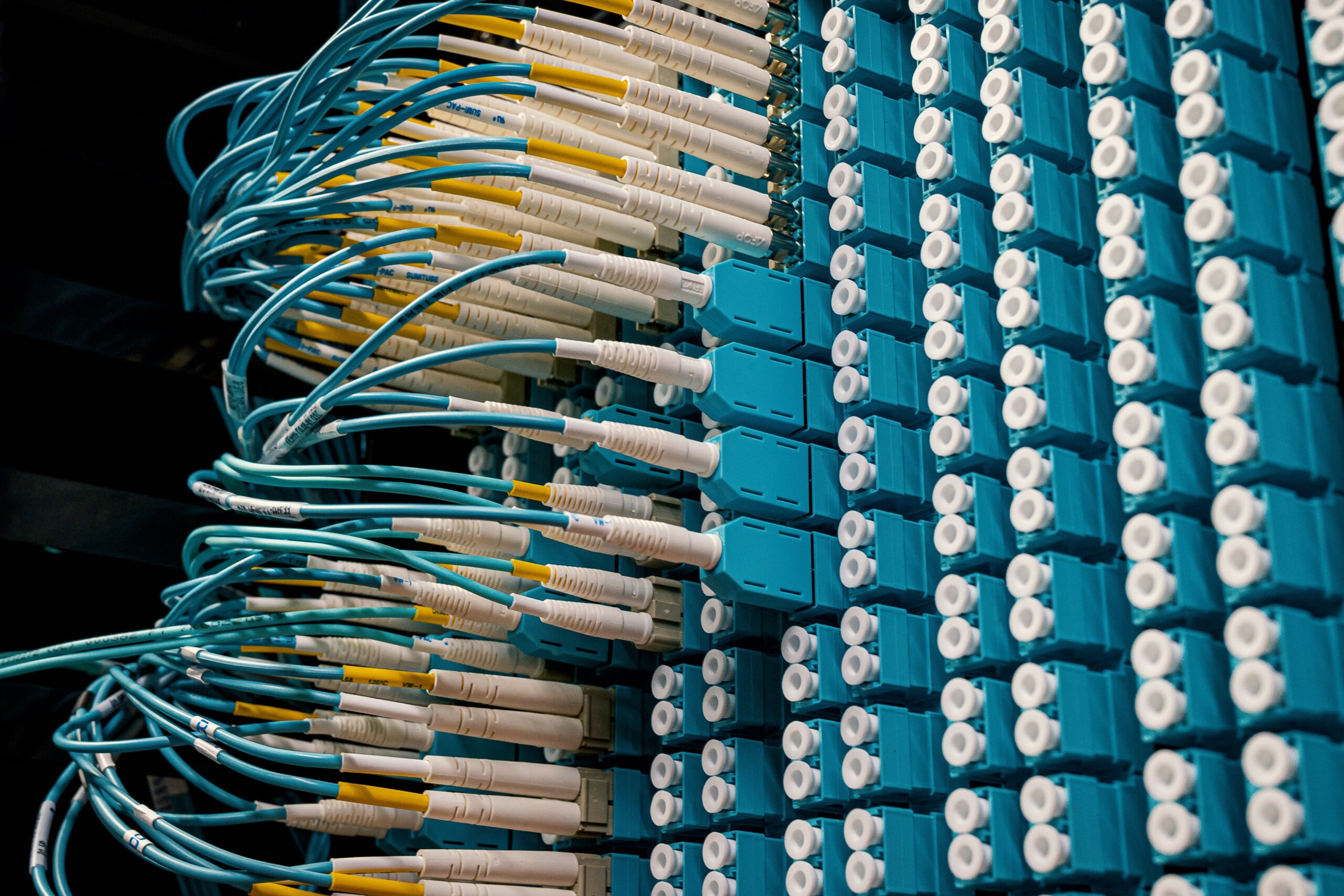 Panel de conexiones de fibra óptica que ilustra la transferencia de datos a alta velocidad y la optimización de SSDs.