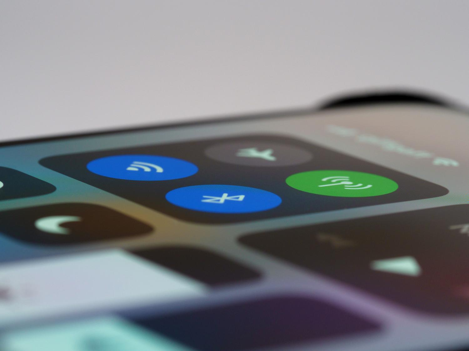 Primer plano del centro de control de un smartphone con los iconos de WiFi y datos móviles activos, representando el ajuste de conectividad.