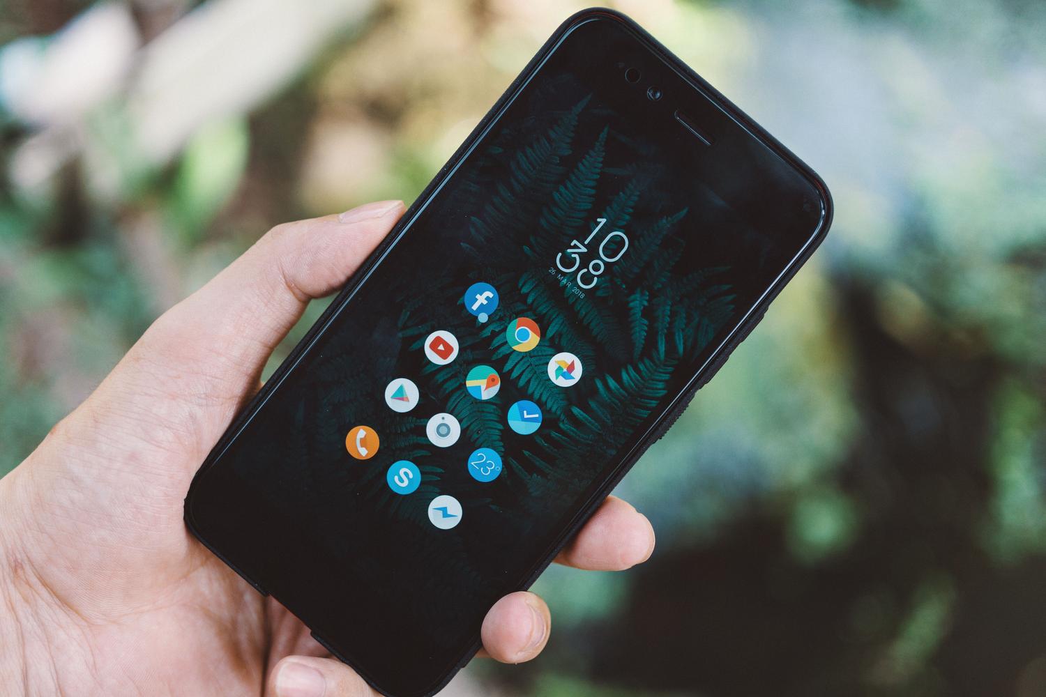 Primer plano de un smartphone Android con un fondo de pantalla de naturaleza, ilustrando la personalización estética en dispositivos móviles.